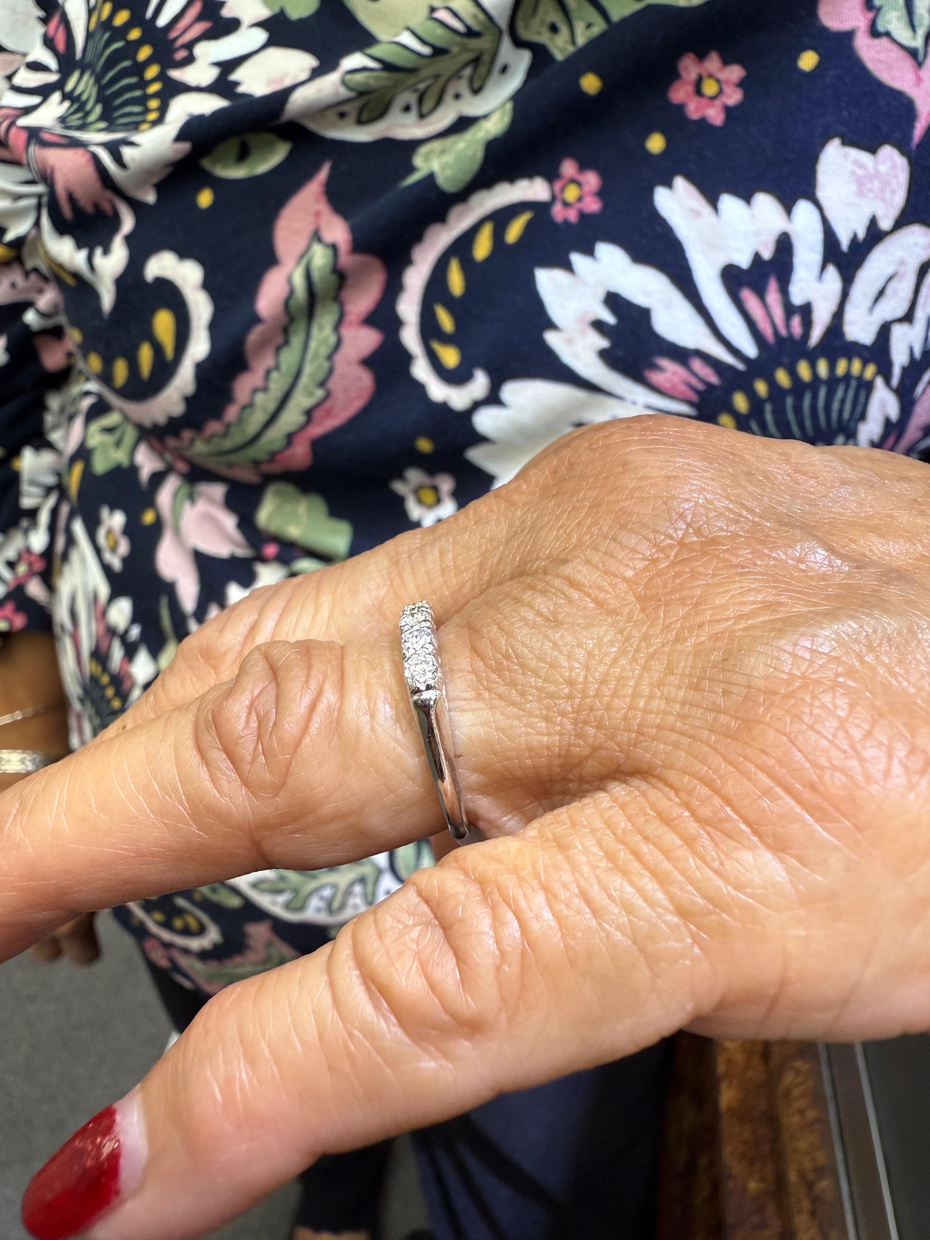 Anello a fascia in platino con 5 pietre di diamante vintage del 1950 in vendita 10