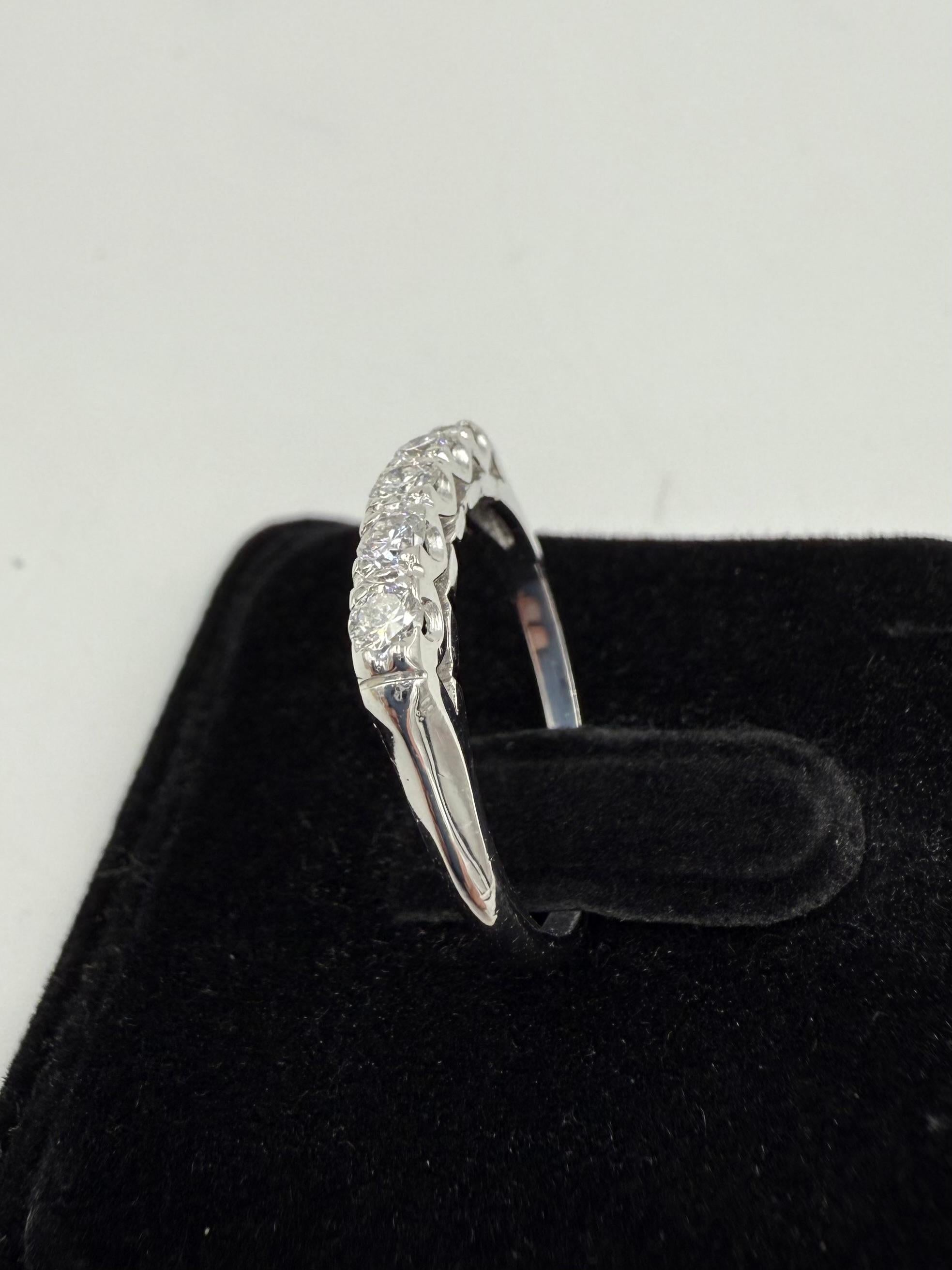 Anello a fascia in platino con 5 pietre di diamante vintage del 1950.

Questo anello a fascia in platino con 5 pietre e diamanti vintage è stato realizzato nei primi anni '50. È splendidamente incastonato con cinque diamanti rotondi taglio brillante