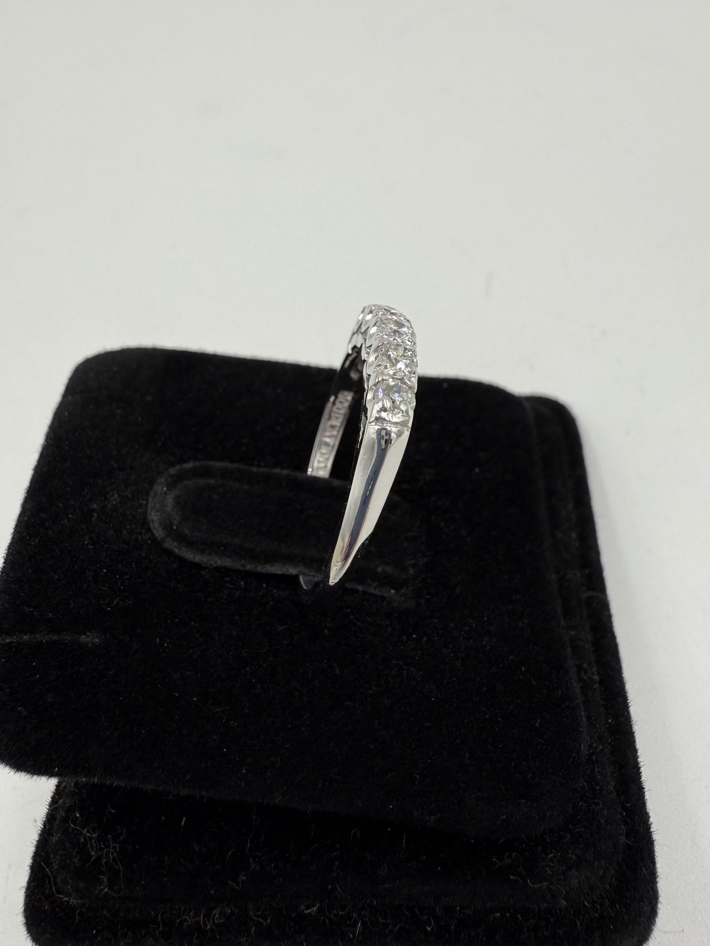 Moderno Anello a fascia in platino con 5 pietre di diamante vintage del 1950 in vendita