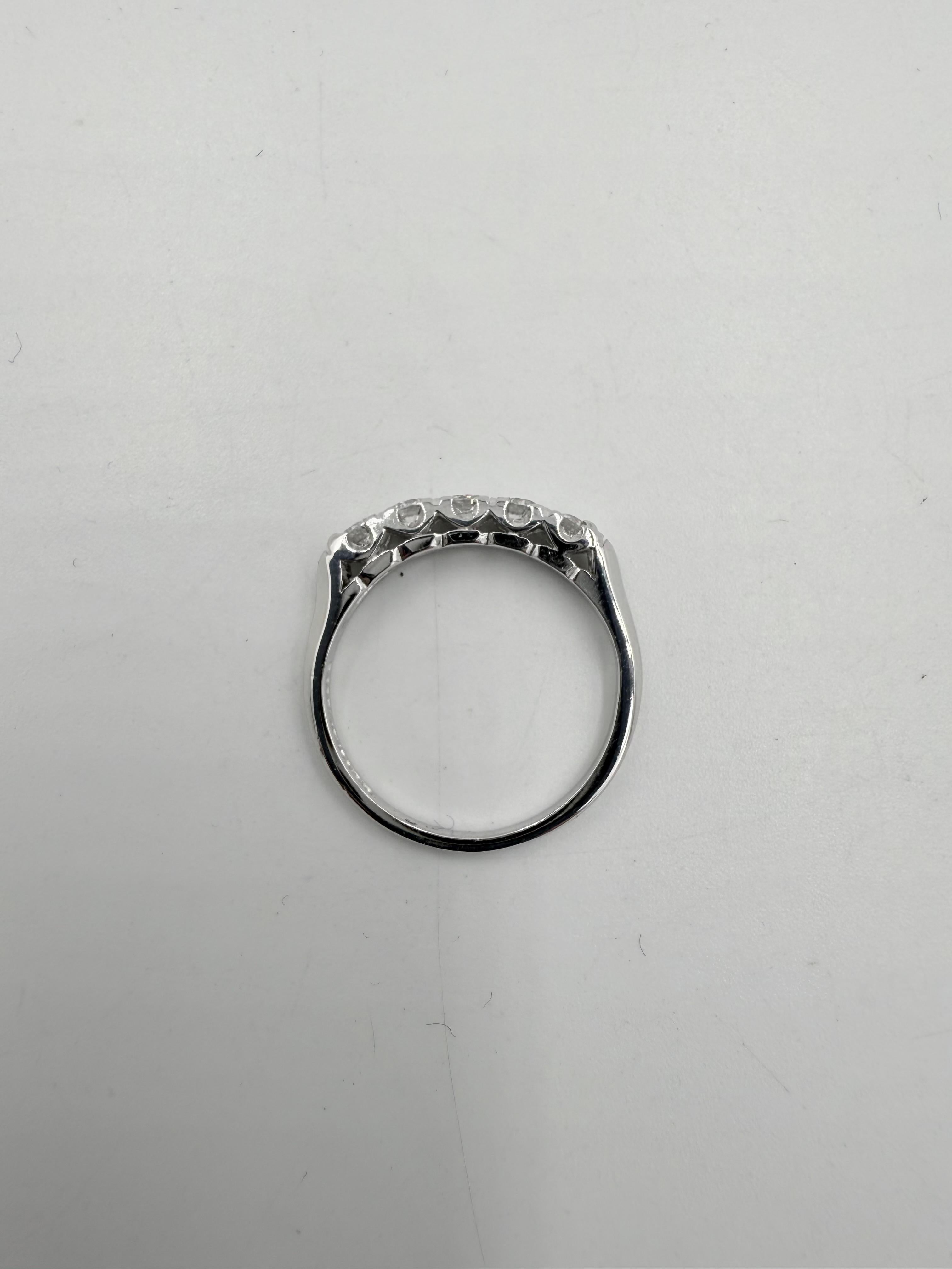 Anello a fascia in platino con 5 pietre di diamante vintage del 1950 In condizioni buone in vendita a Los Angeles, CA