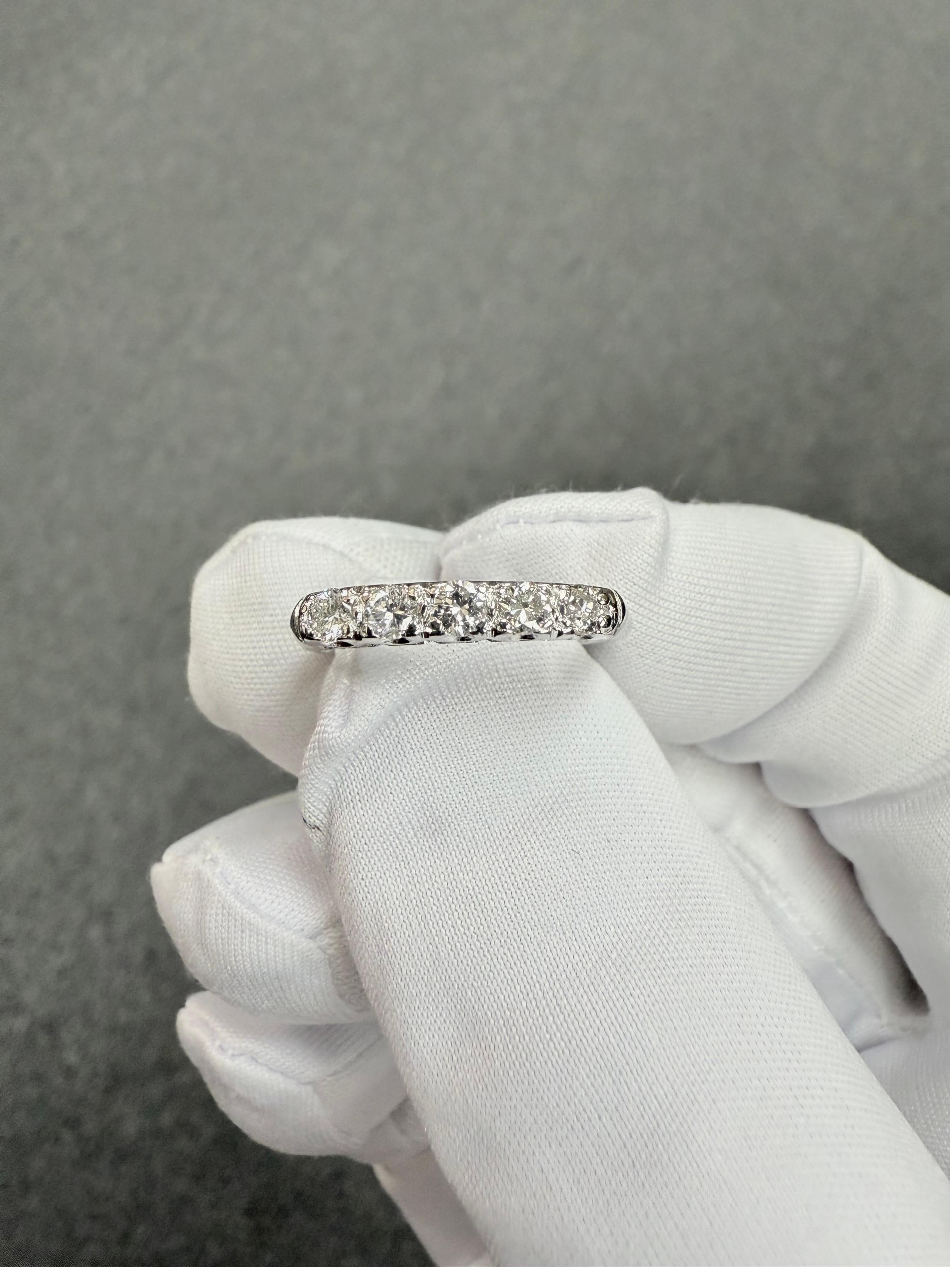 da uomo o donna Anello a fascia in platino con 5 pietre di diamante vintage del 1950 in vendita