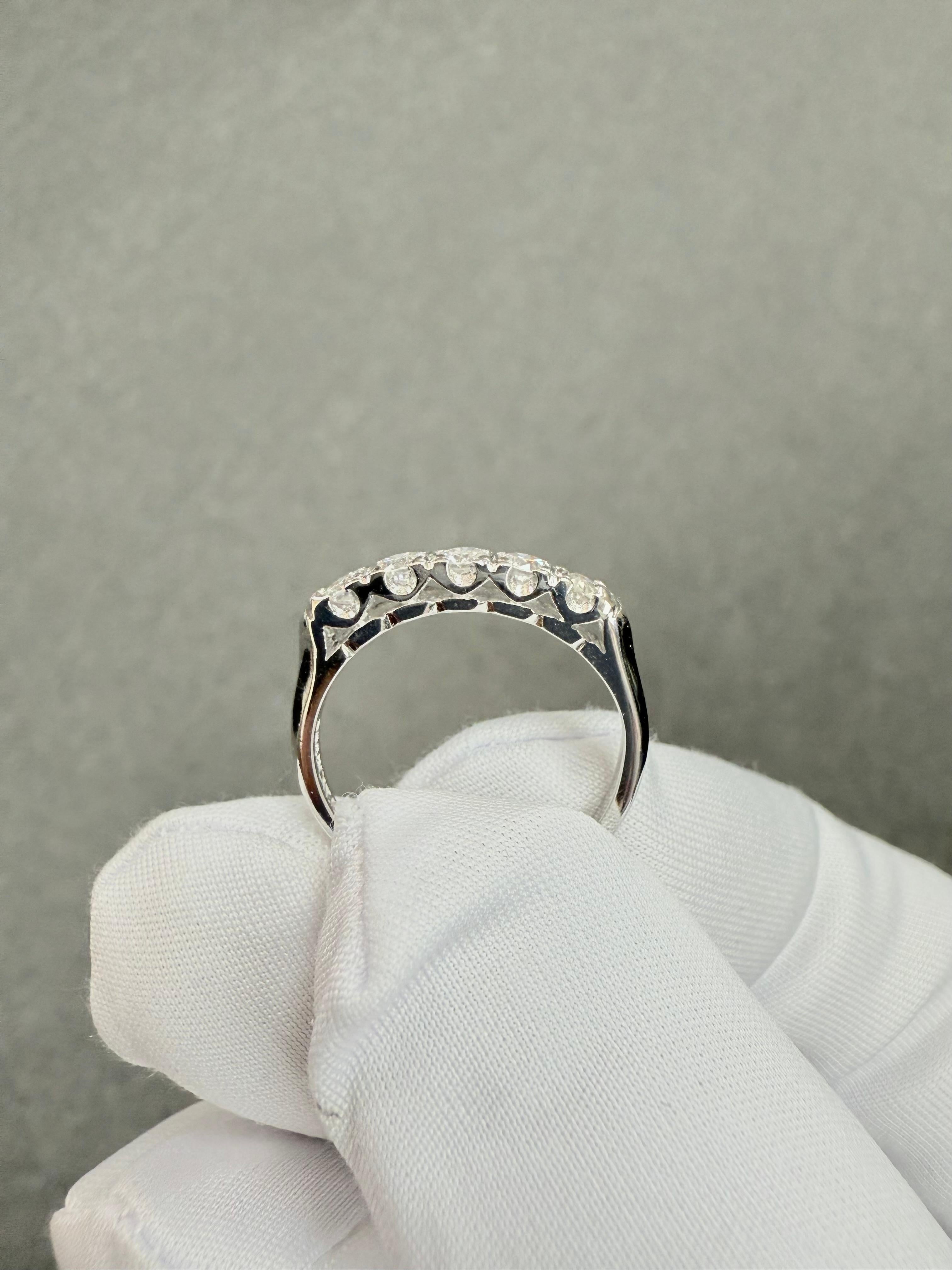 Anello a fascia in platino con 5 pietre di diamante vintage del 1950 in vendita 1