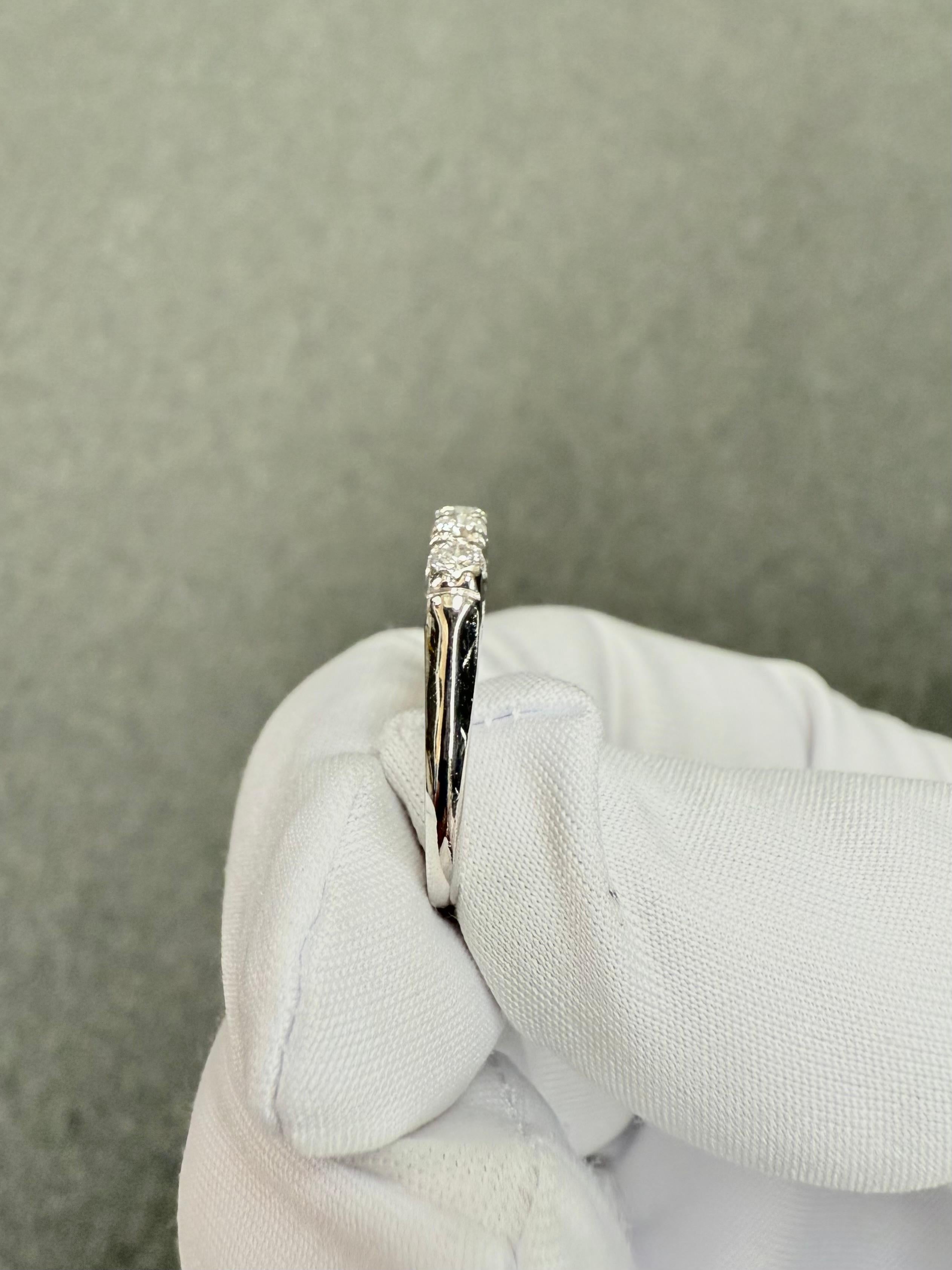 Anello a fascia in platino con 5 pietre di diamante vintage del 1950 in vendita 2