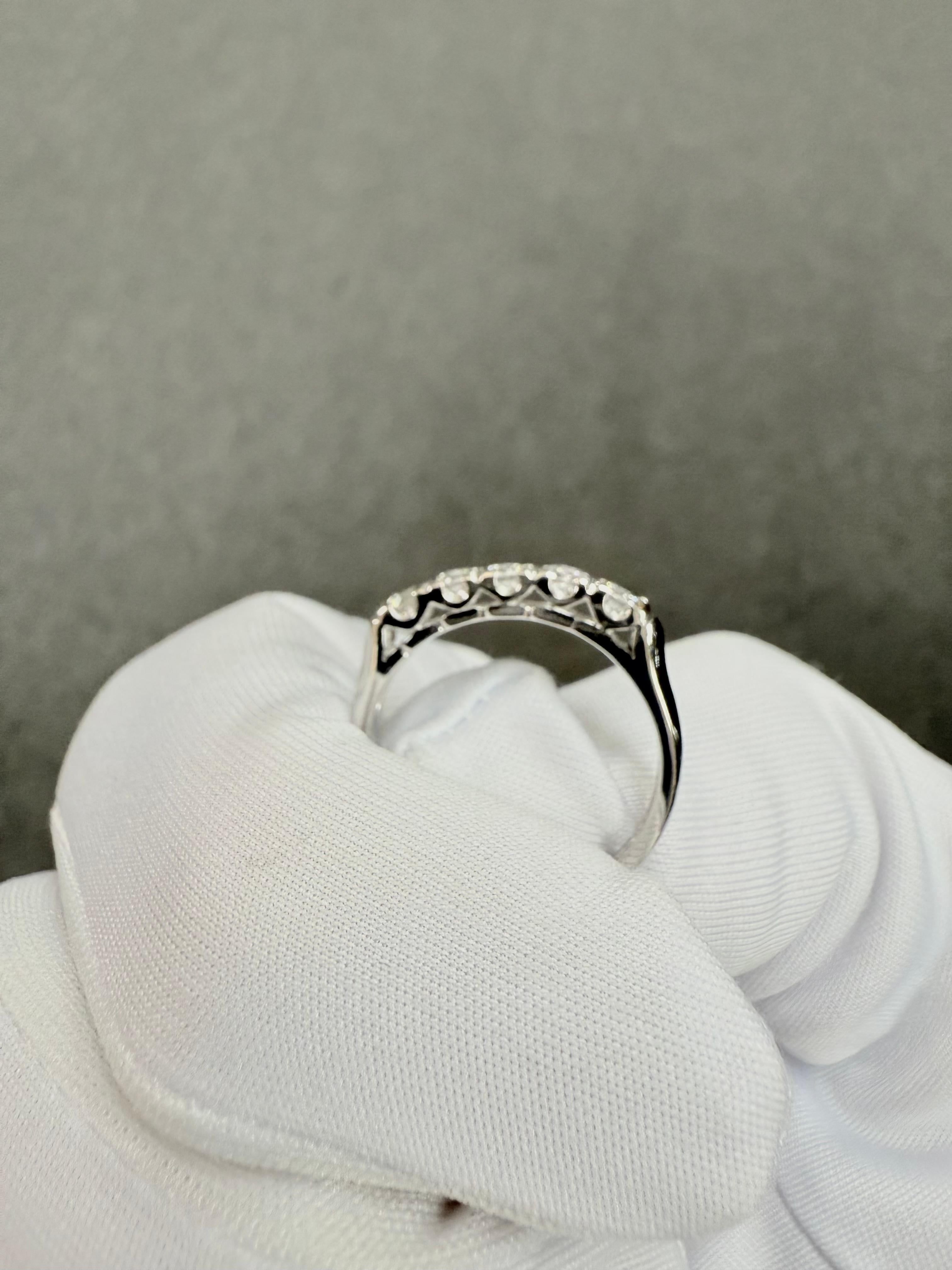 Anello a fascia in platino con 5 pietre di diamante vintage del 1950 in vendita 3