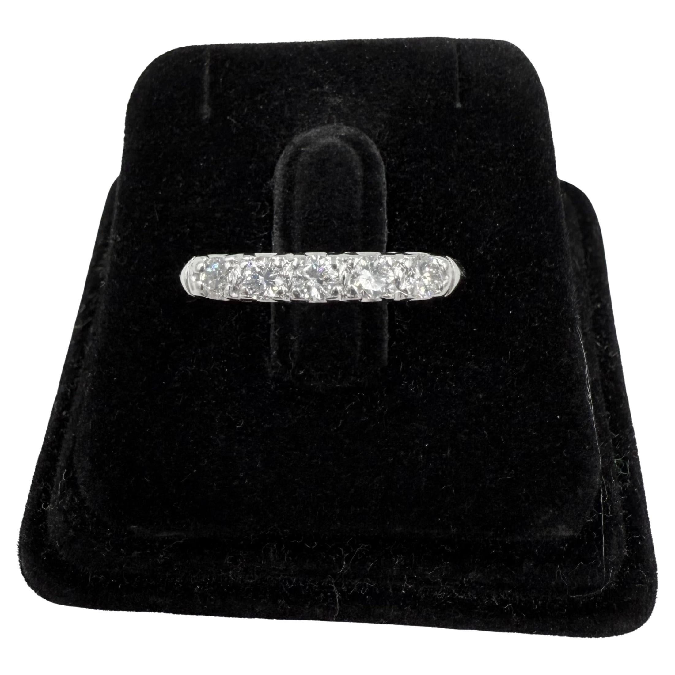 Anello a fascia in platino con 5 pietre di diamante vintage del 1950