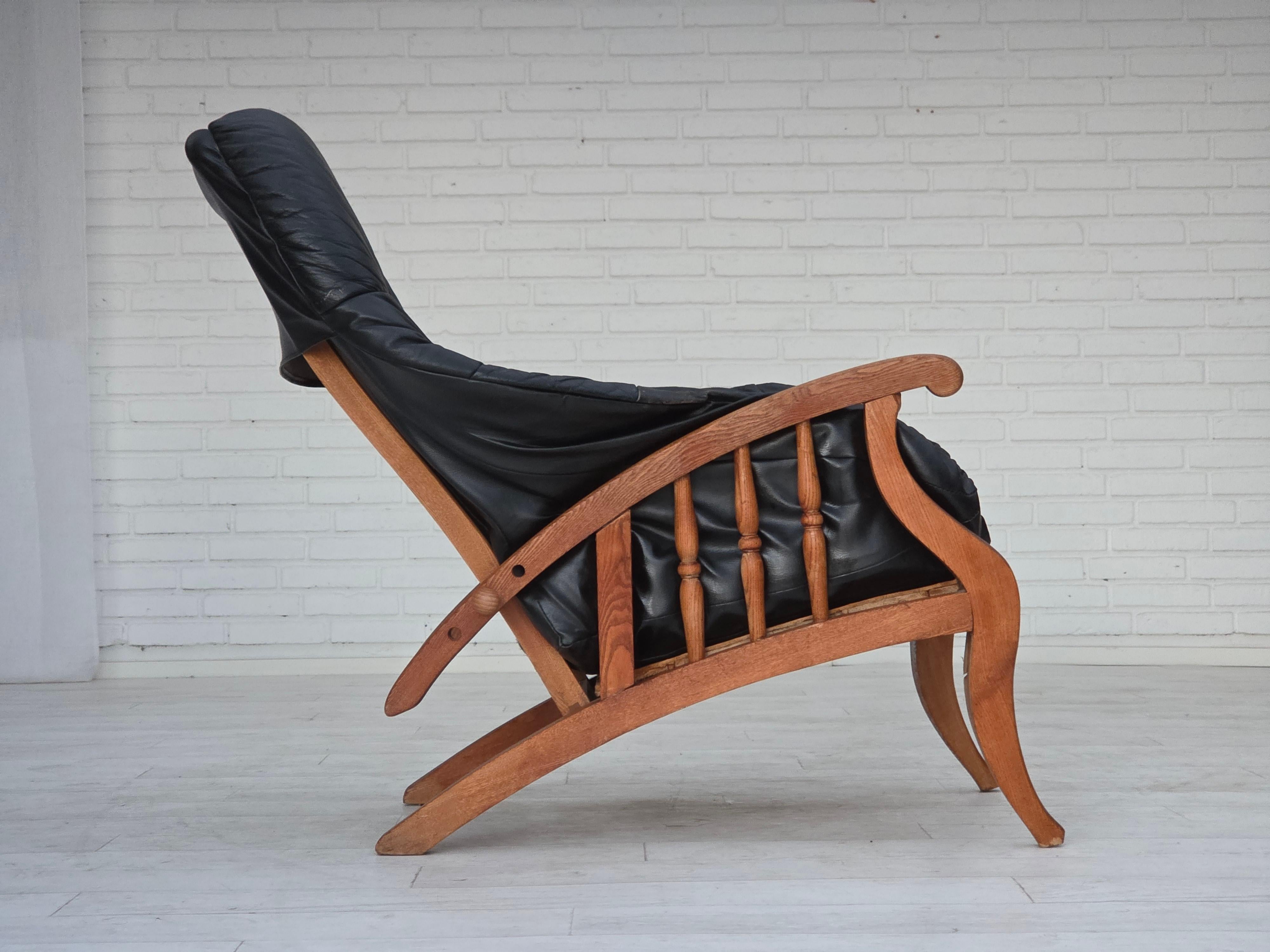 1950er Jahre, verstellbarer Vintage-Sessel. Schwarzes Leder, Eschenholz. Guter Originalzustand: keine Gerüche, keine Flecken und stabile Konstruktion. Hergestellt von einem schwedischen Möbelhersteller in den 1950-55er Jahren. Originelles
