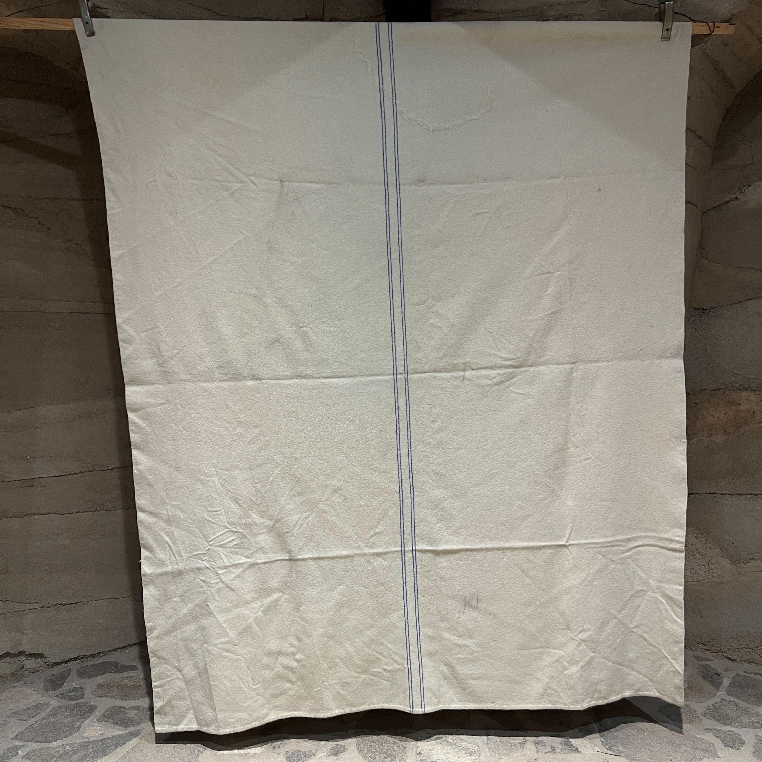 Coperta di lana antica vintage
bianco sporco con riga blu
68 l x 92
Condizioni originali usate
Fai riferimento alle immagini