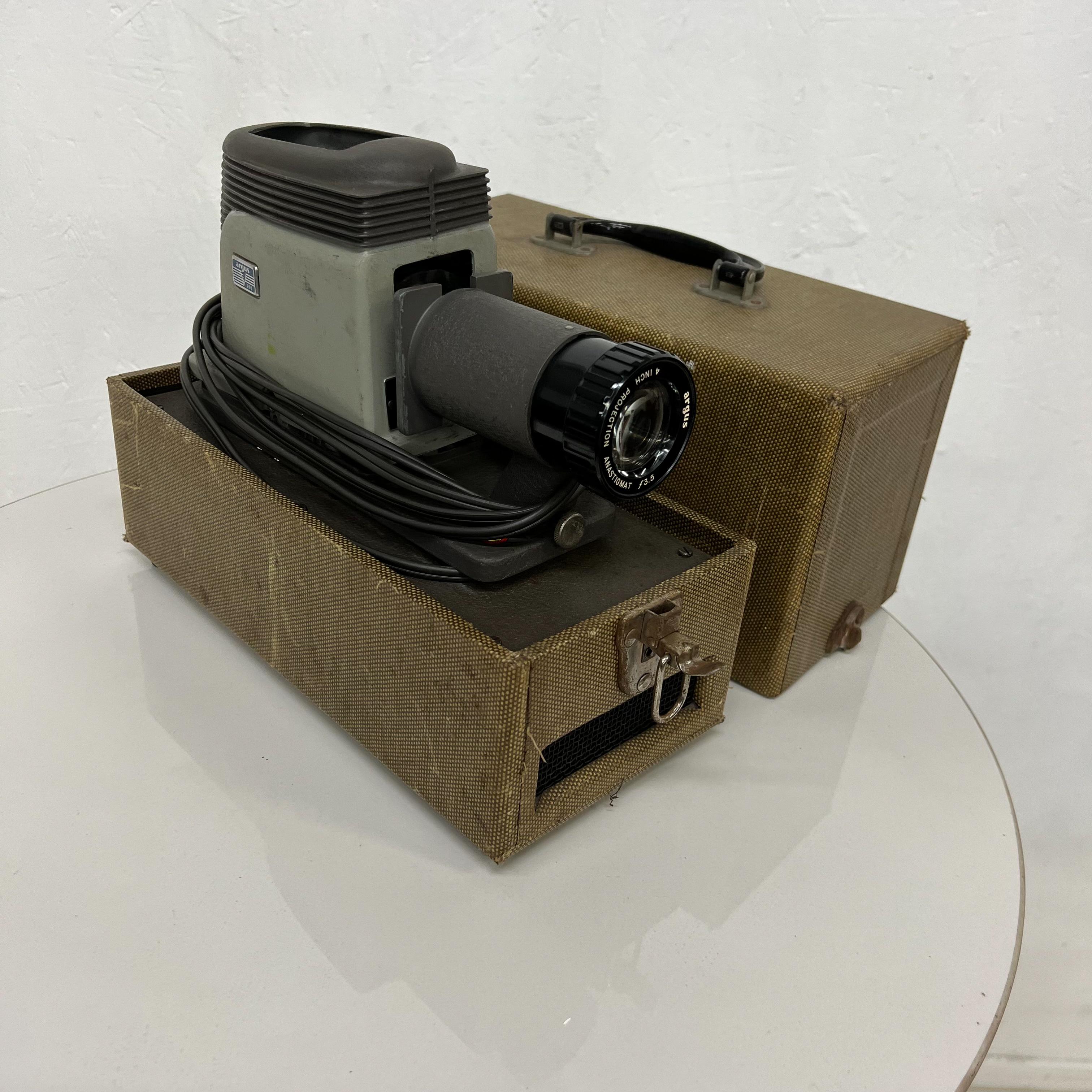 1950s Vintage Argus 200 Slide Projector with Case In Good Condition In Chula Vista, CA