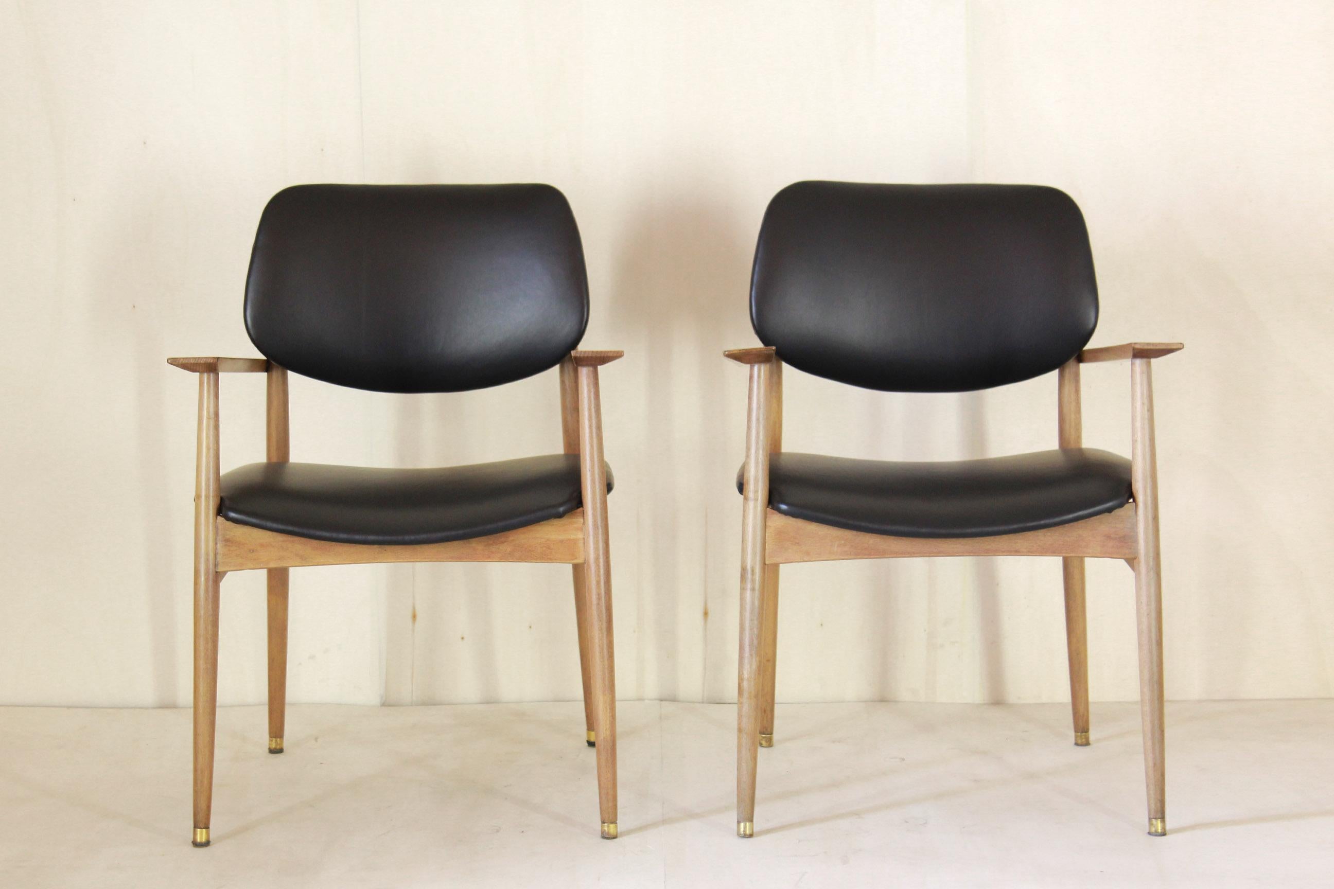 Chaises de bureau vintage en cuir noir, lot de deux, Italie années 1950.
Un ensemble de deux fauteuils de salon / bureau vintage avec structure en bois de hêtre et assise et dossier en cuir bovin. L'article a été restauré comme suit :
Le bois a été