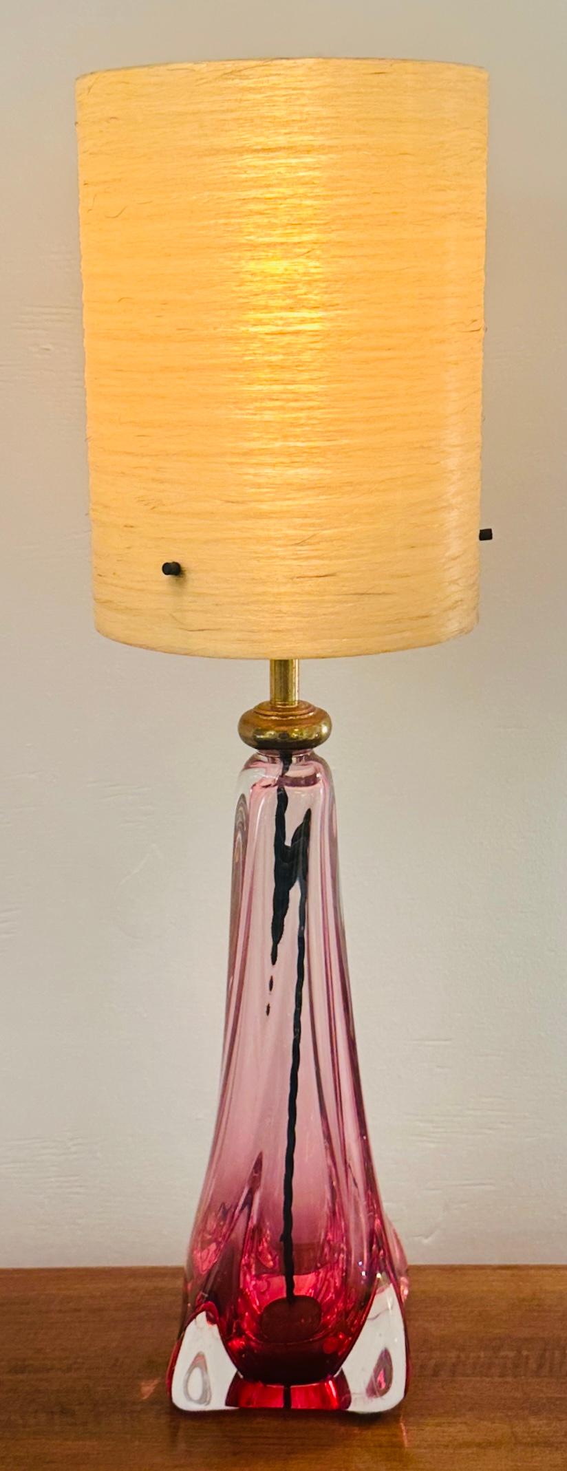 Lampada da tavolo degli anni '50 in Belgio, Val Saint Lambert, soffiata a mano, in vetro rosa shocking e cristallo trasparente, affusolata.  La lampada è di un sorprendente rosa più intenso verso la base e si attenua verso l'alto.  Ogni angolo della