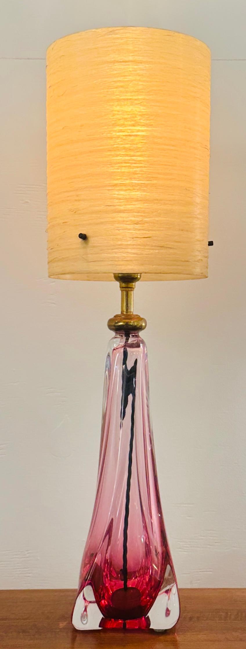 Mid-Century moderno Lampada da tavolo vintage anni '50 in Belgio Val St Lambert rosa e cristallo trasparente in vendita