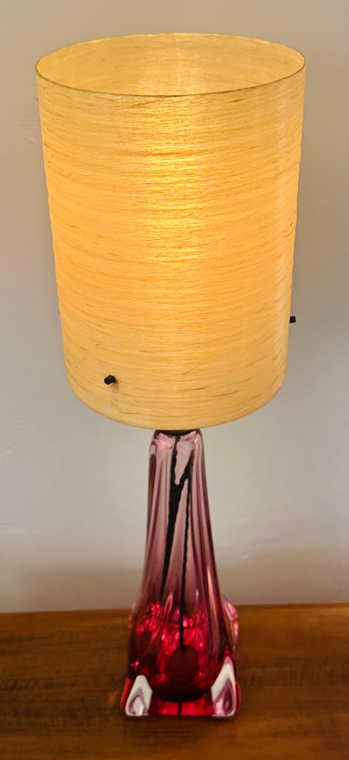 Belga Lampada da tavolo vintage anni '50 in Belgio Val St Lambert rosa e cristallo trasparente in vendita
