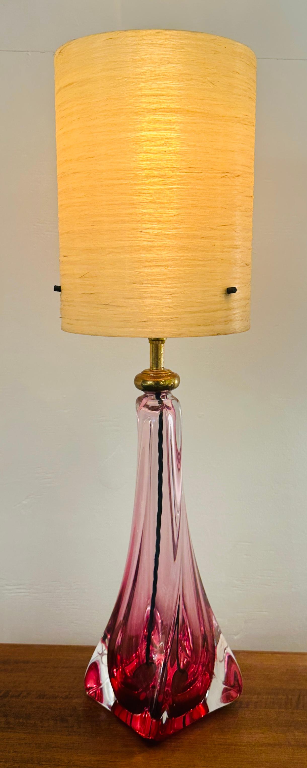 Lucidato Lampada da tavolo vintage anni '50 in Belgio Val St Lambert rosa e cristallo trasparente in vendita