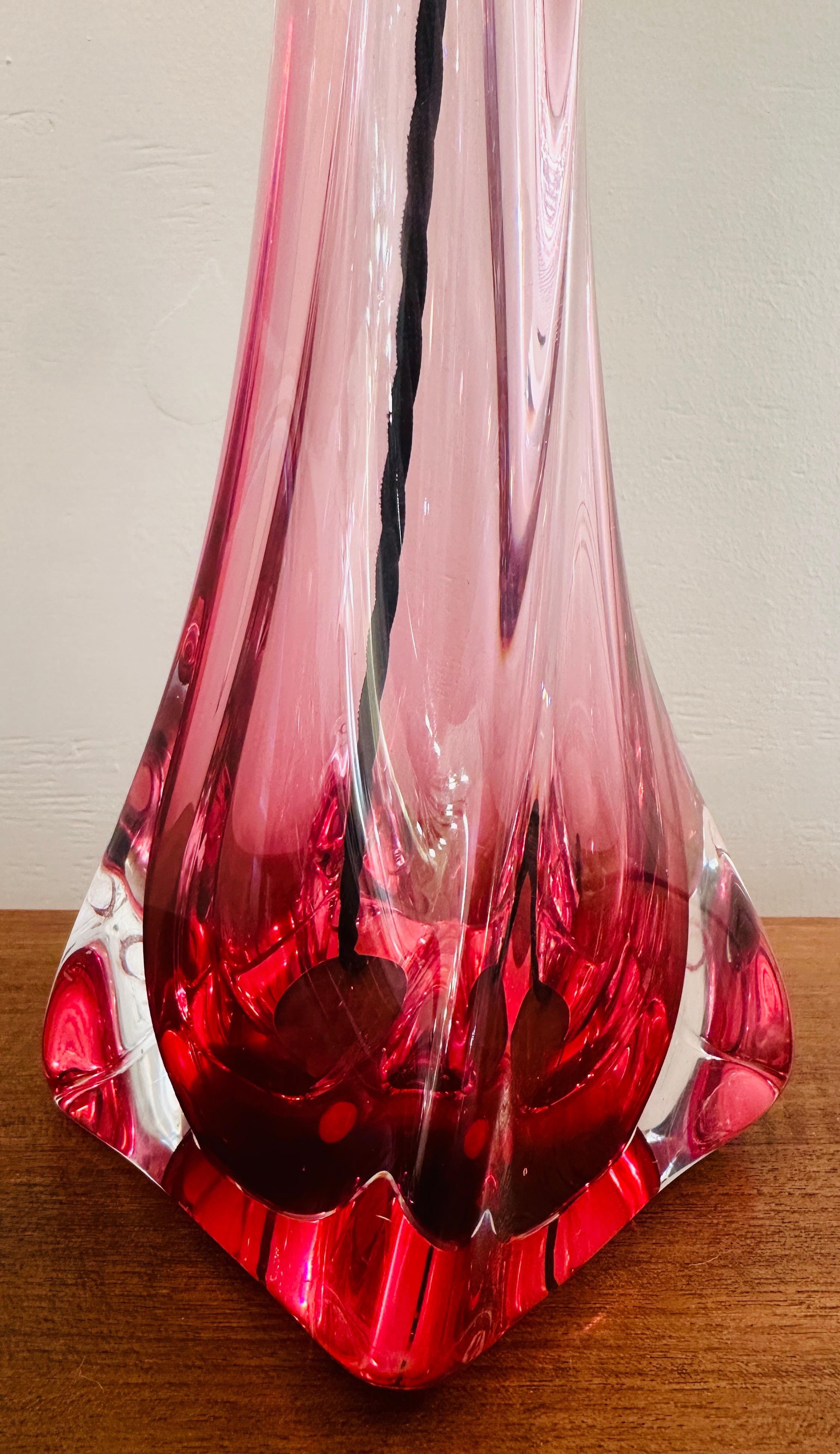 Lampada da tavolo vintage anni '50 in Belgio Val St Lambert rosa e cristallo trasparente In condizioni buone in vendita a London, England