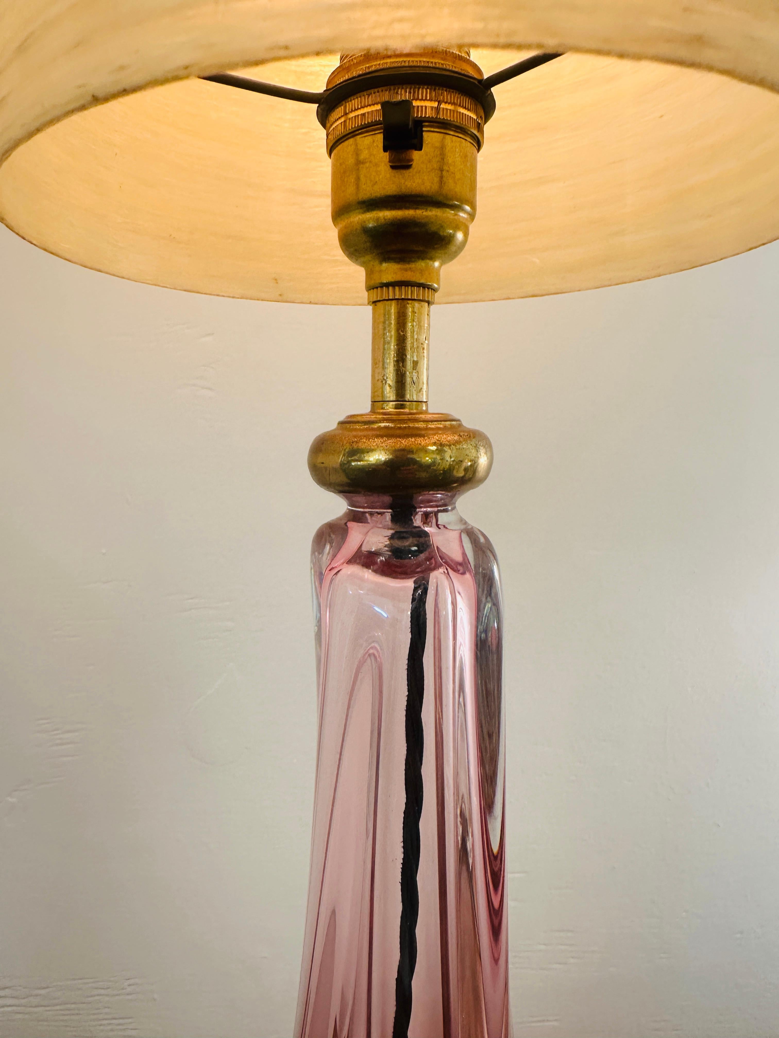 XX secolo Lampada da tavolo vintage anni '50 in Belgio Val St Lambert rosa e cristallo trasparente in vendita