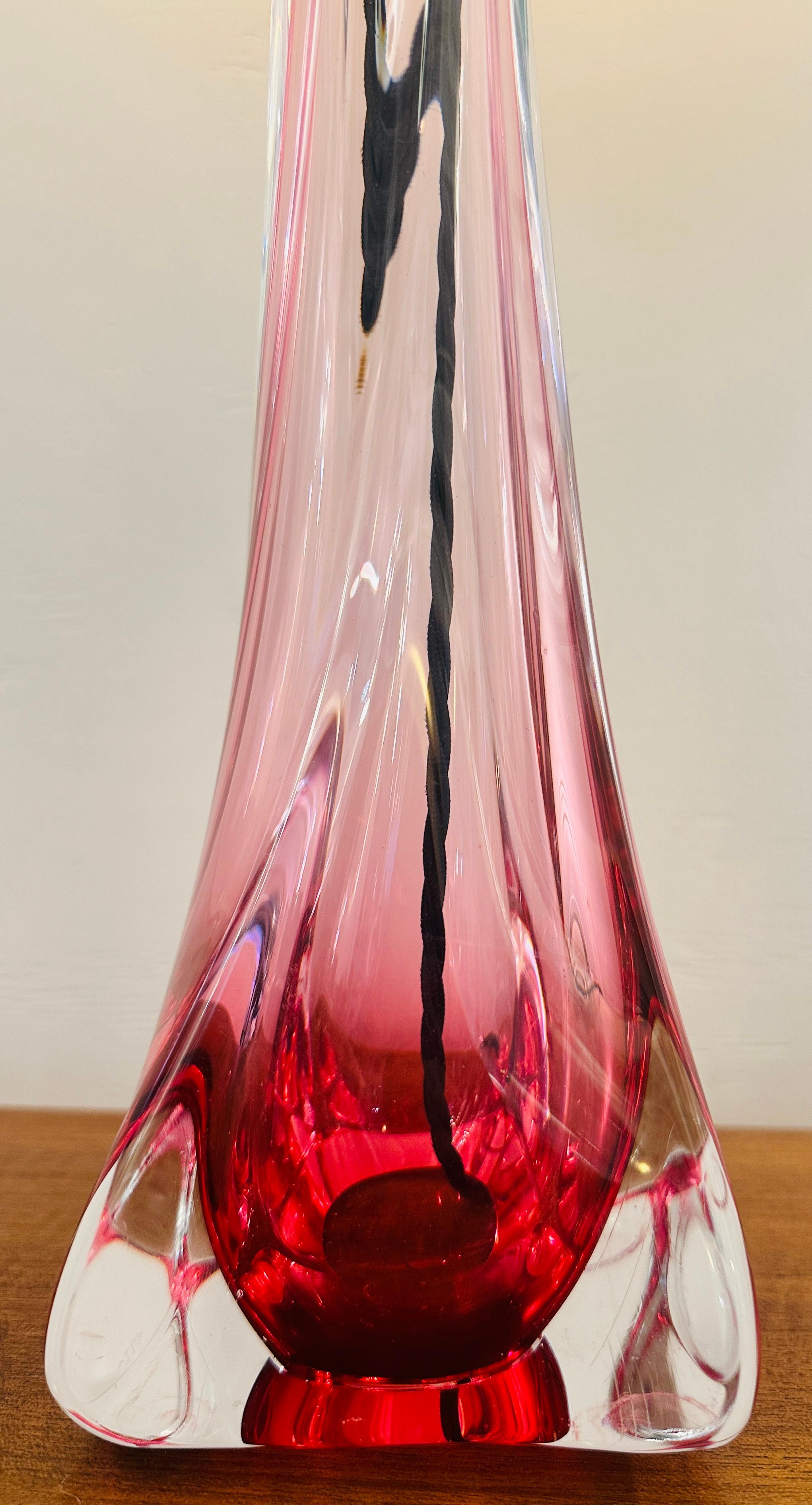 Ottone Lampada da tavolo vintage anni '50 in Belgio Val St Lambert rosa e cristallo trasparente in vendita
