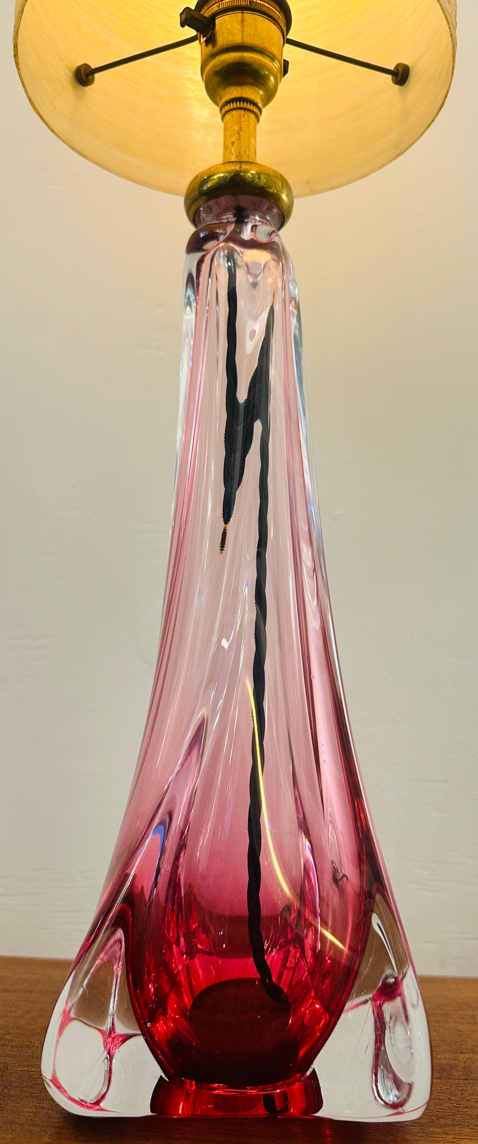 Lampada da tavolo vintage anni '50 in Belgio Val St Lambert rosa e cristallo trasparente in vendita 1