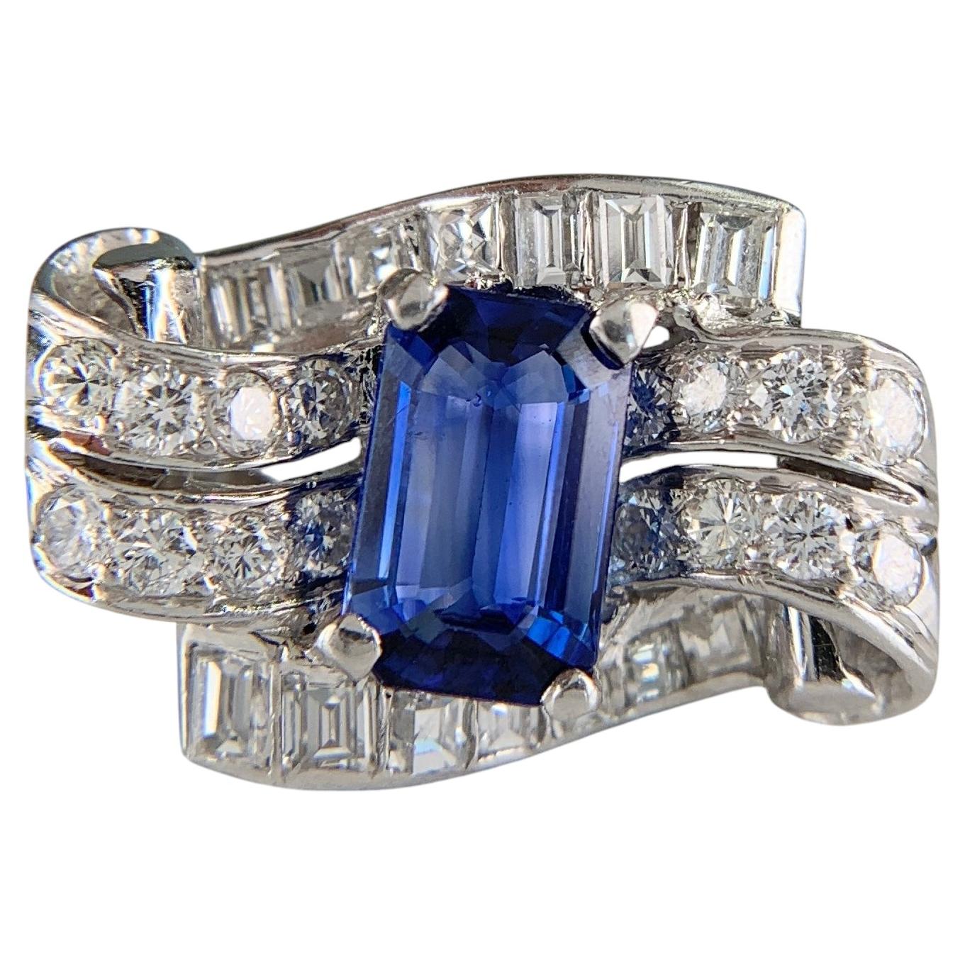 Vintage-Ring aus den 1950er Jahren mit blauem Saphir und Diamanten, Platin im Angebot
