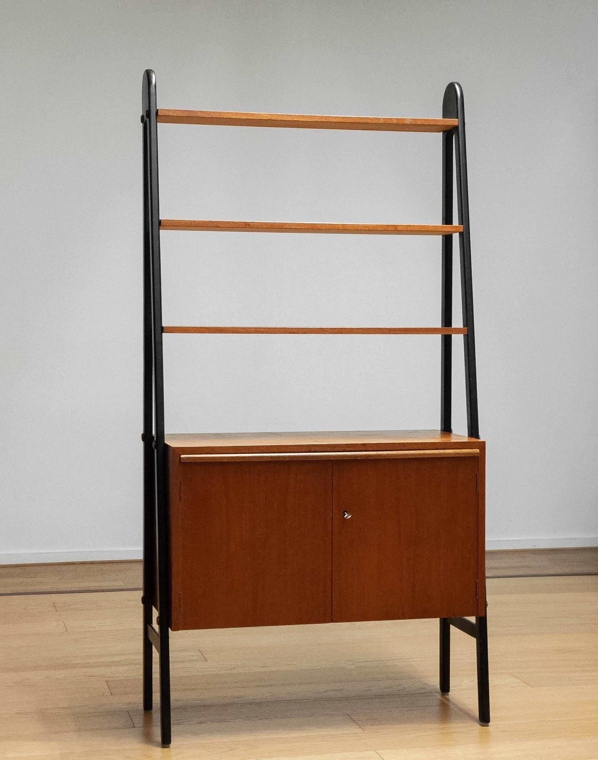 Scandinave moderne 1950s Vintage Bookcase / Shelfs In Teak With Black Lacquered Stands en vente