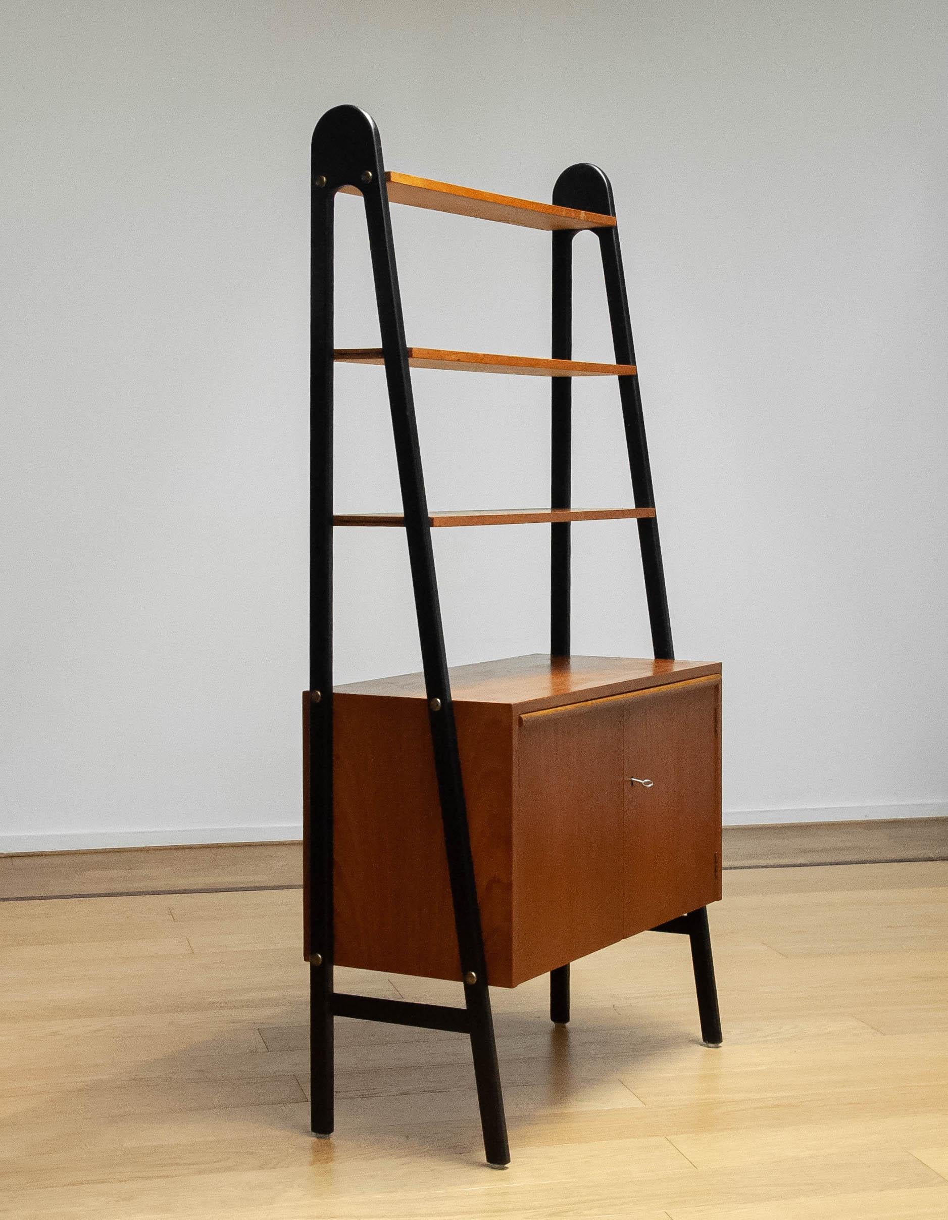 Suédois 1950s Vintage Bookcase / Shelfs In Teak With Black Lacquered Stands en vente