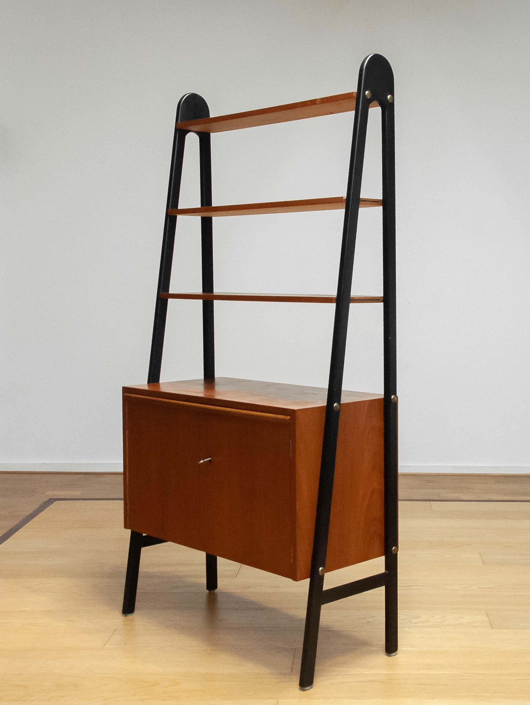 1950s Vintage Bookcase / Shelfs In Teak With Black Lacquered Stands Bon état - En vente à Silvolde, Gelderland