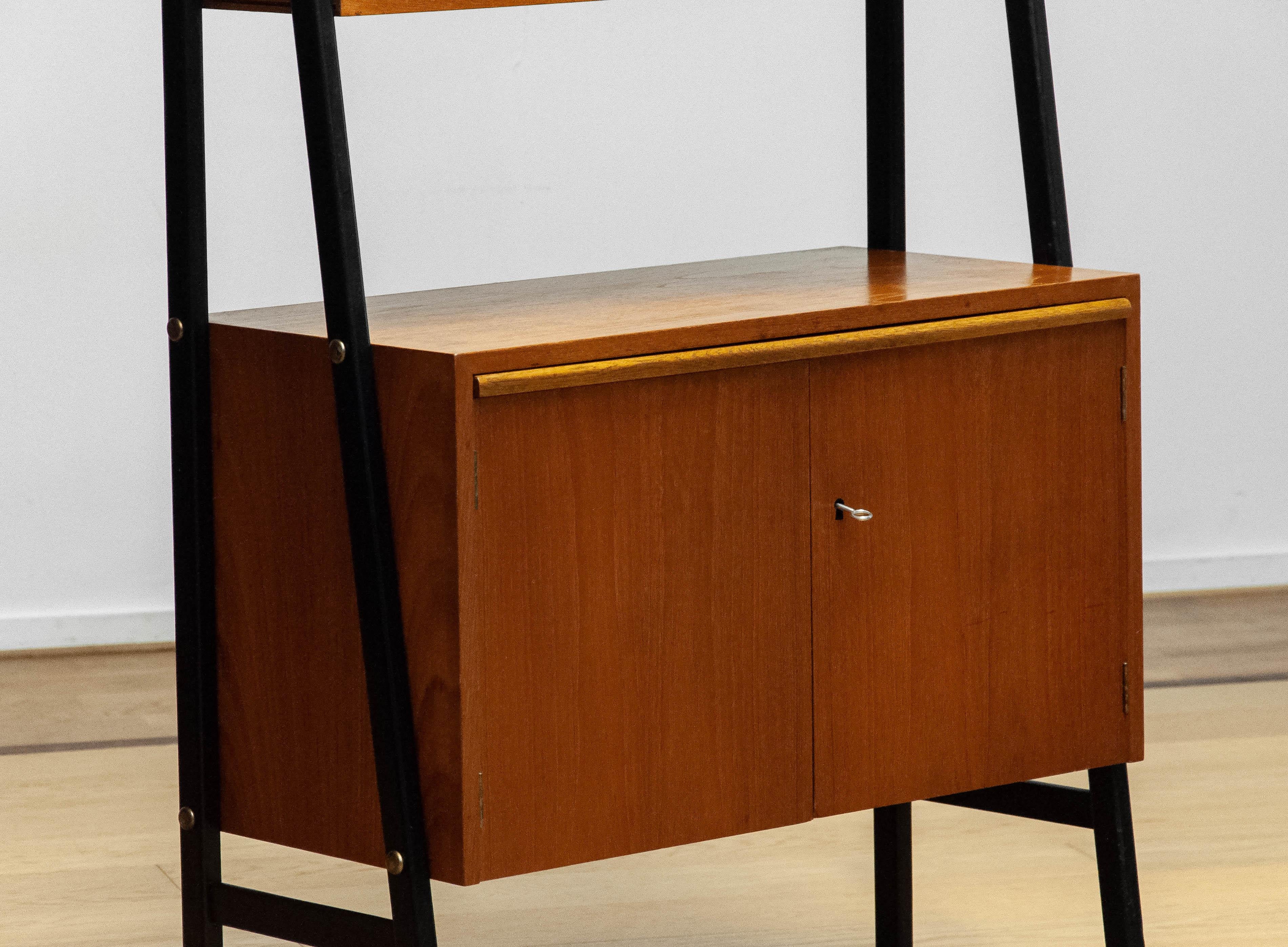 Milieu du XXe siècle 1950s Vintage Bookcase / Shelfs In Teak With Black Lacquered Stands en vente