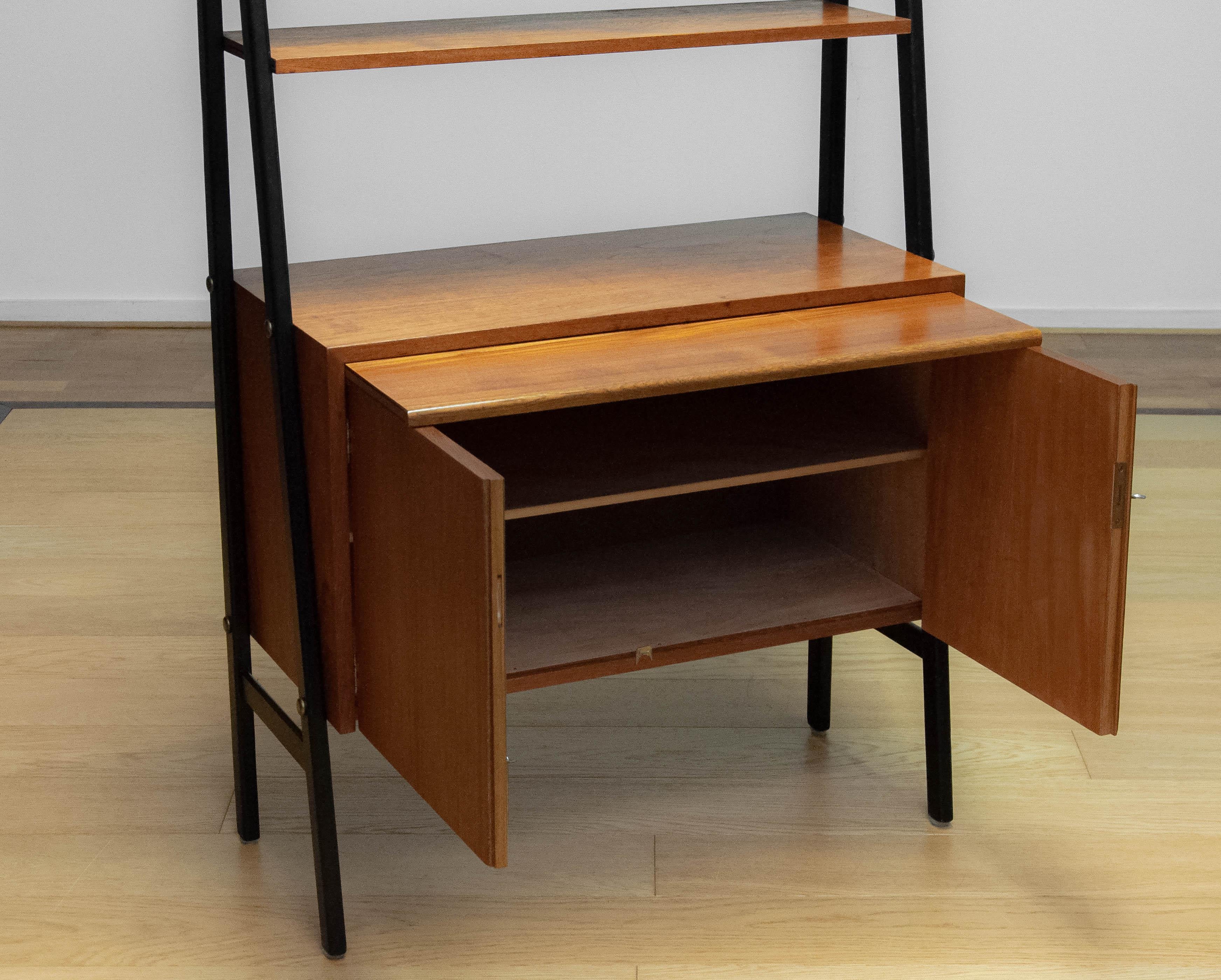 1950s Vintage Bookcase / Shelfs In Teak With Black Lacquered Stands en vente 1