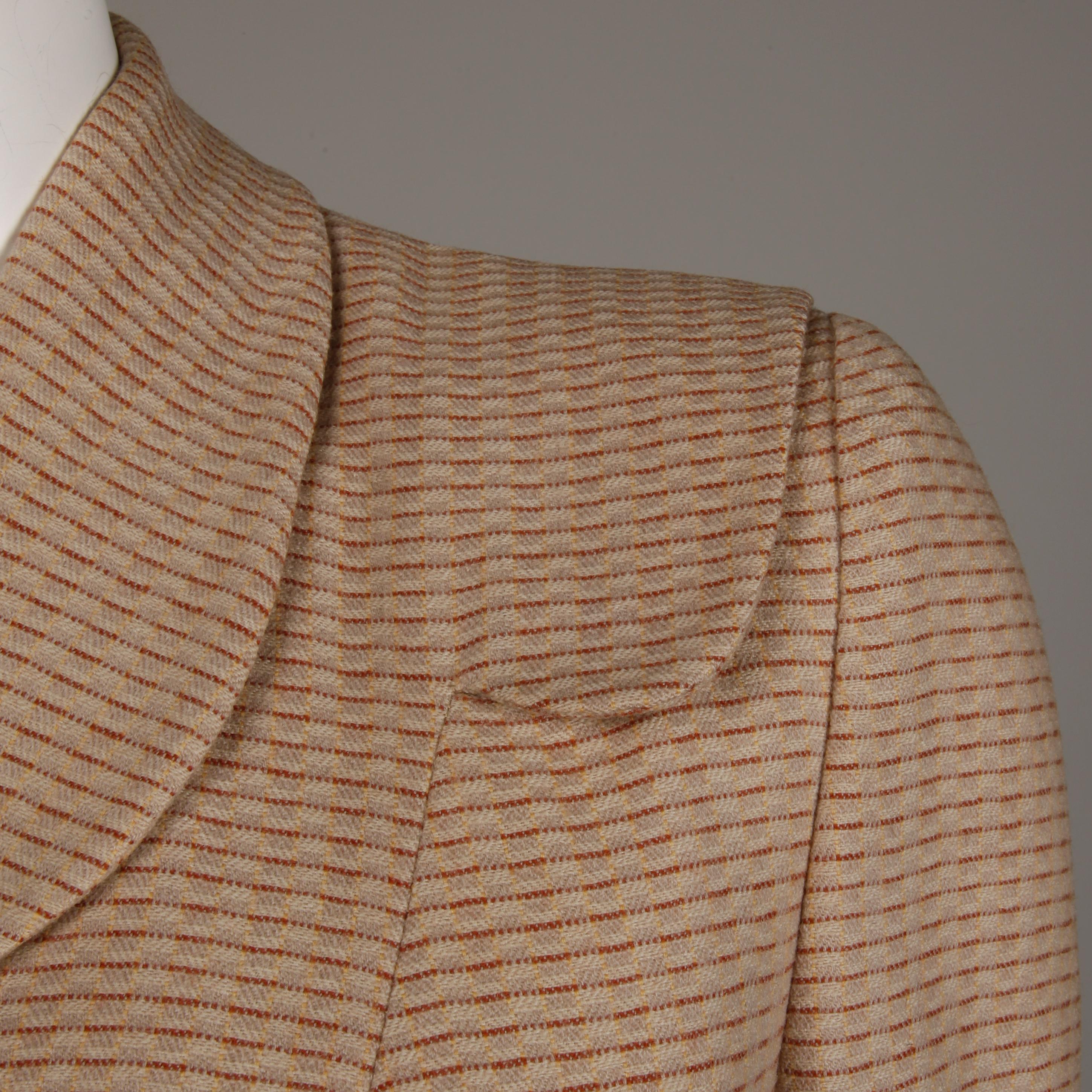 Darling vintage early-1950s blazer jacket in a beige and brown woven wool. Fully lined with front button closure. Light shoulder pads are sewn in underneath the lining. This has a junior label and will fit a modern XS. The bust measures 33