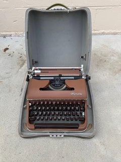 Macchina da scrivere Olympia SM3 marrone vintage del 1950 con carattere Senatorial #71