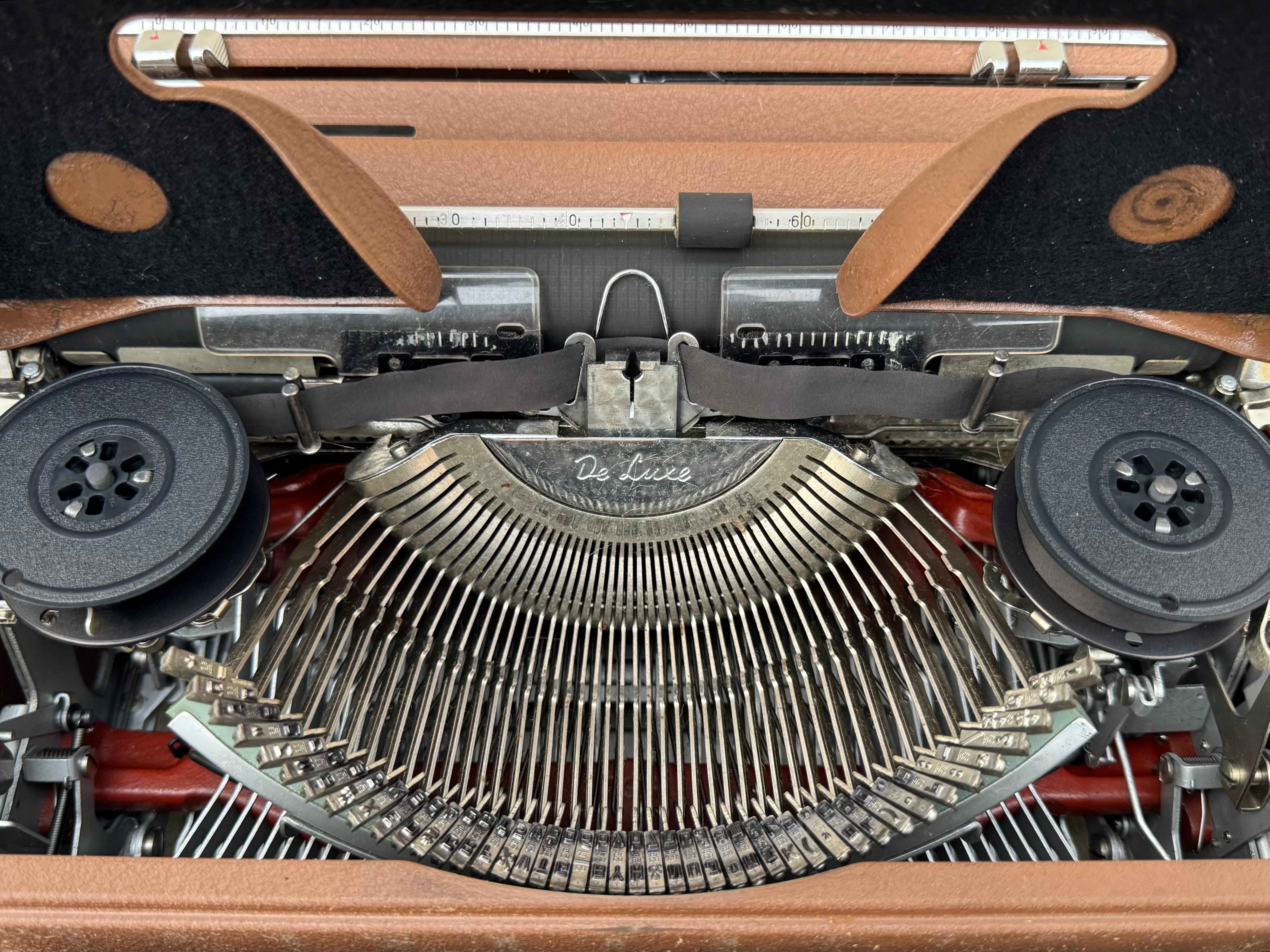 1950's Vintage Brown Olympia SM3 Typewriter With Senatorial #71 Typeface In Good Condition In San Carlos, CA