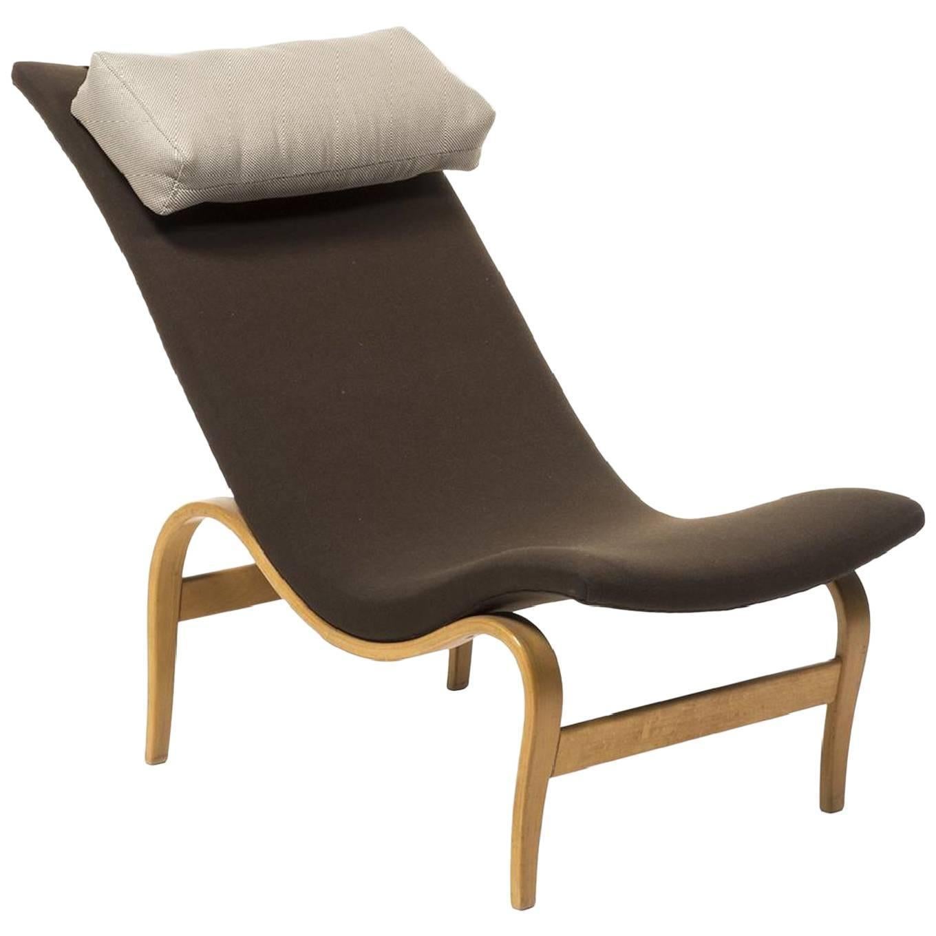 Parmi les premières créations de Bruno Mathsson figure ce rare fauteuil modèle 36 garni d'un appui-tête en lin.

Mesures : 79 cm H x 173 cm L x 79 cm P.