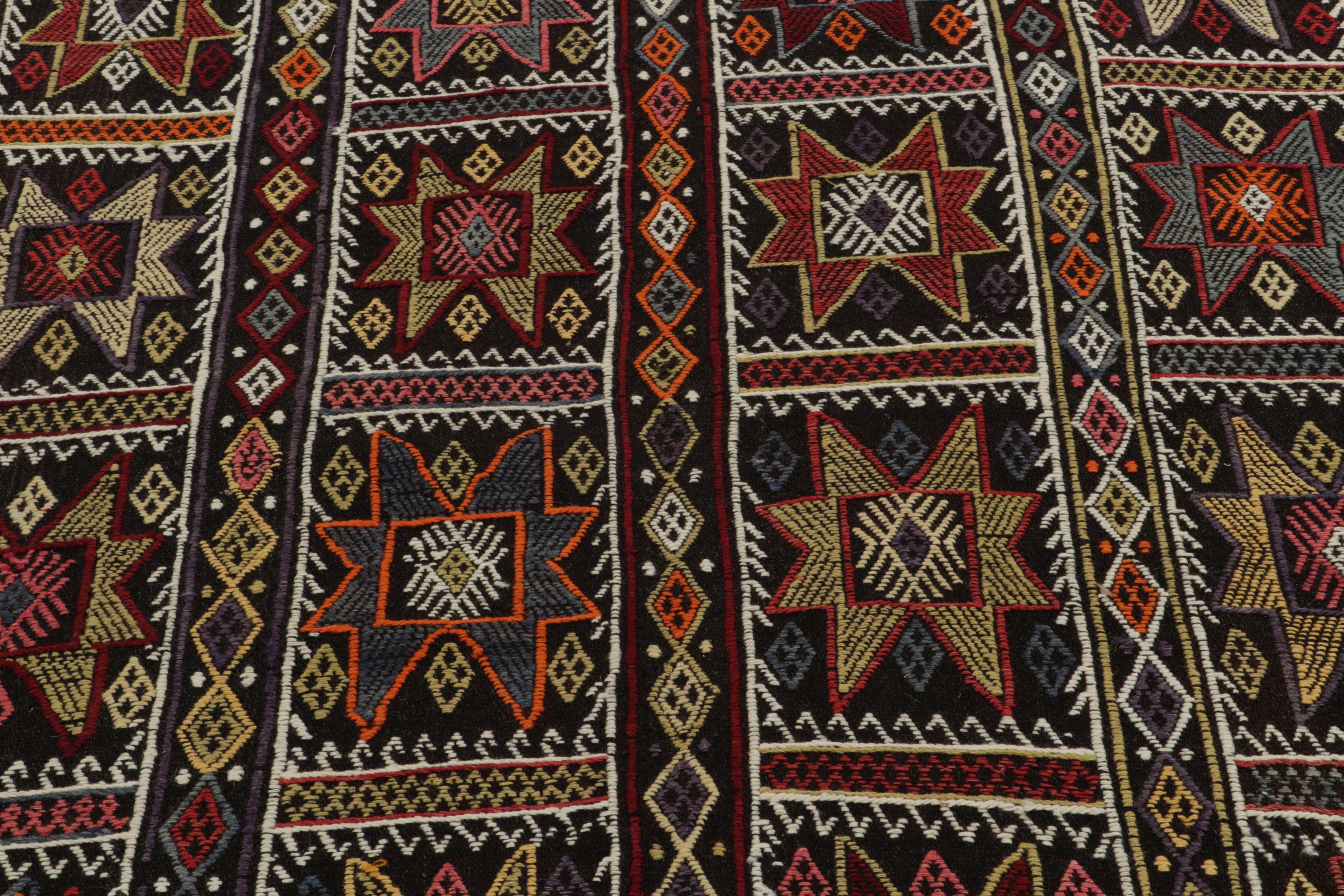 1950er Jahre Vintage-Kelim-Stammesteppich in Schwarz, mehrfarbig und geometrisch von Teppich & Kelim (Türkisch) im Angebot