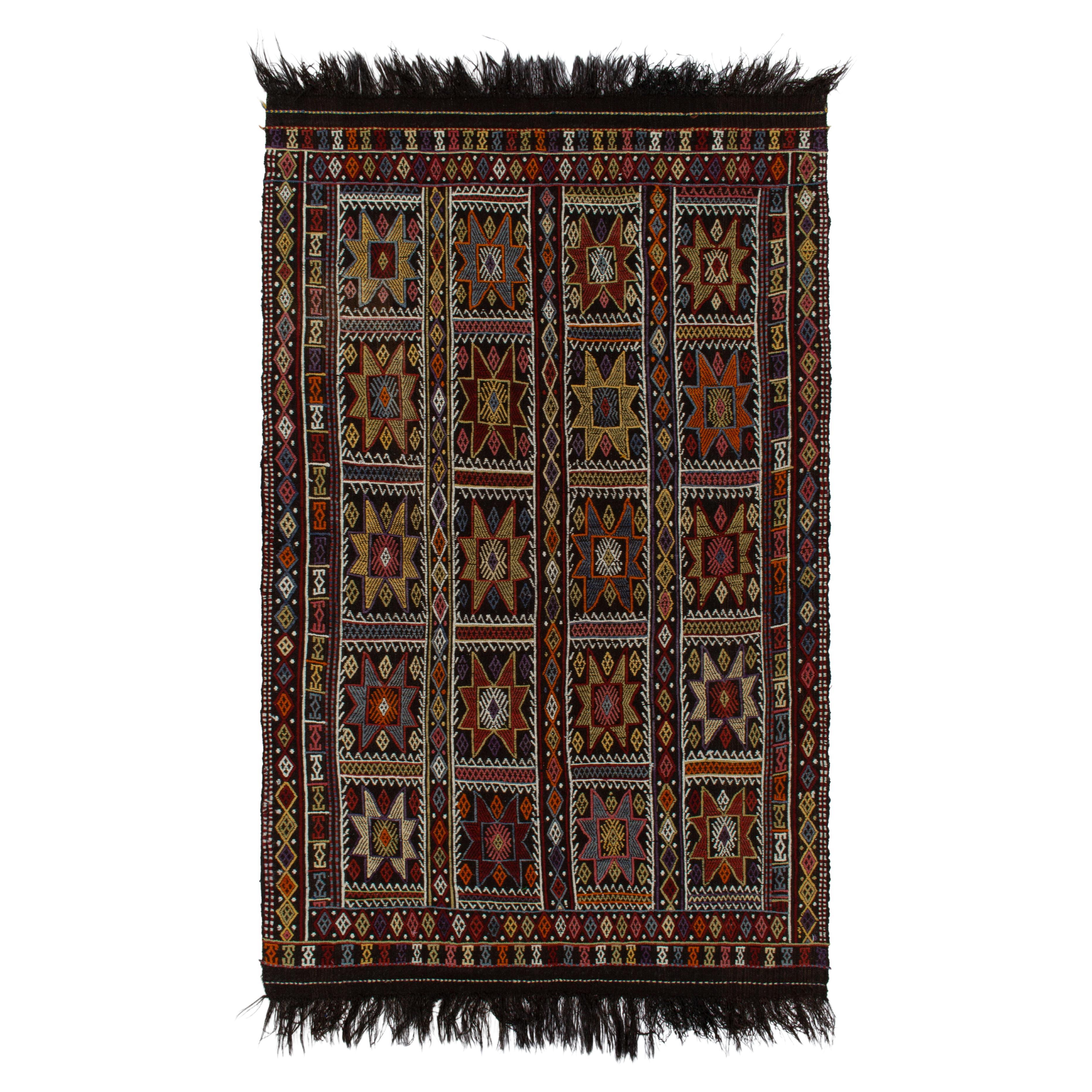 1950er Jahre Vintage-Kelim-Stammesteppich in Schwarz, mehrfarbig und geometrisch von Teppich & Kelim