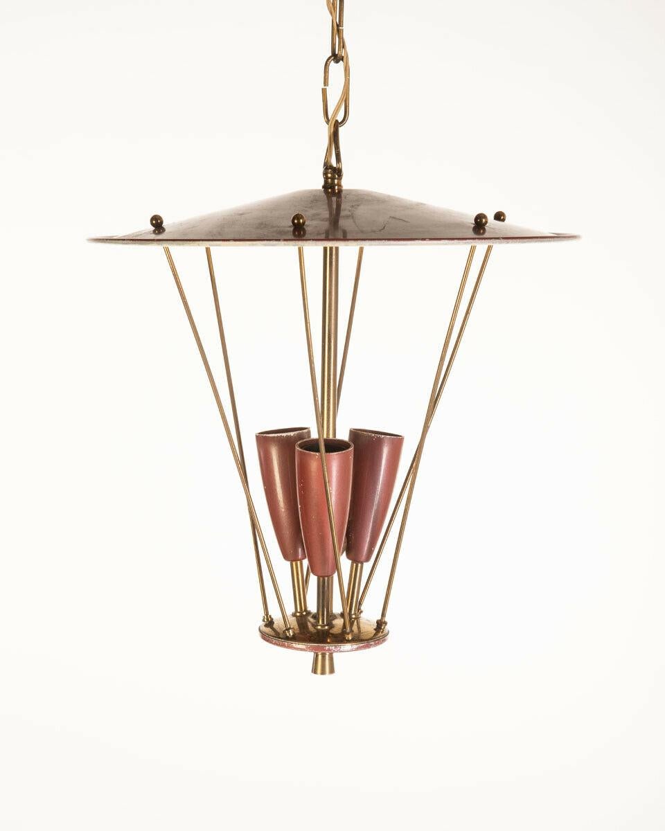 Chandelier in the shape of a lantern in burgundy metal with supports in gilded brass, with three lights, 1950s, modern antiques.

Conditions: In fair condition, working, it shows evident signs of wear due to time.

Dimensions: Height 70 cm;