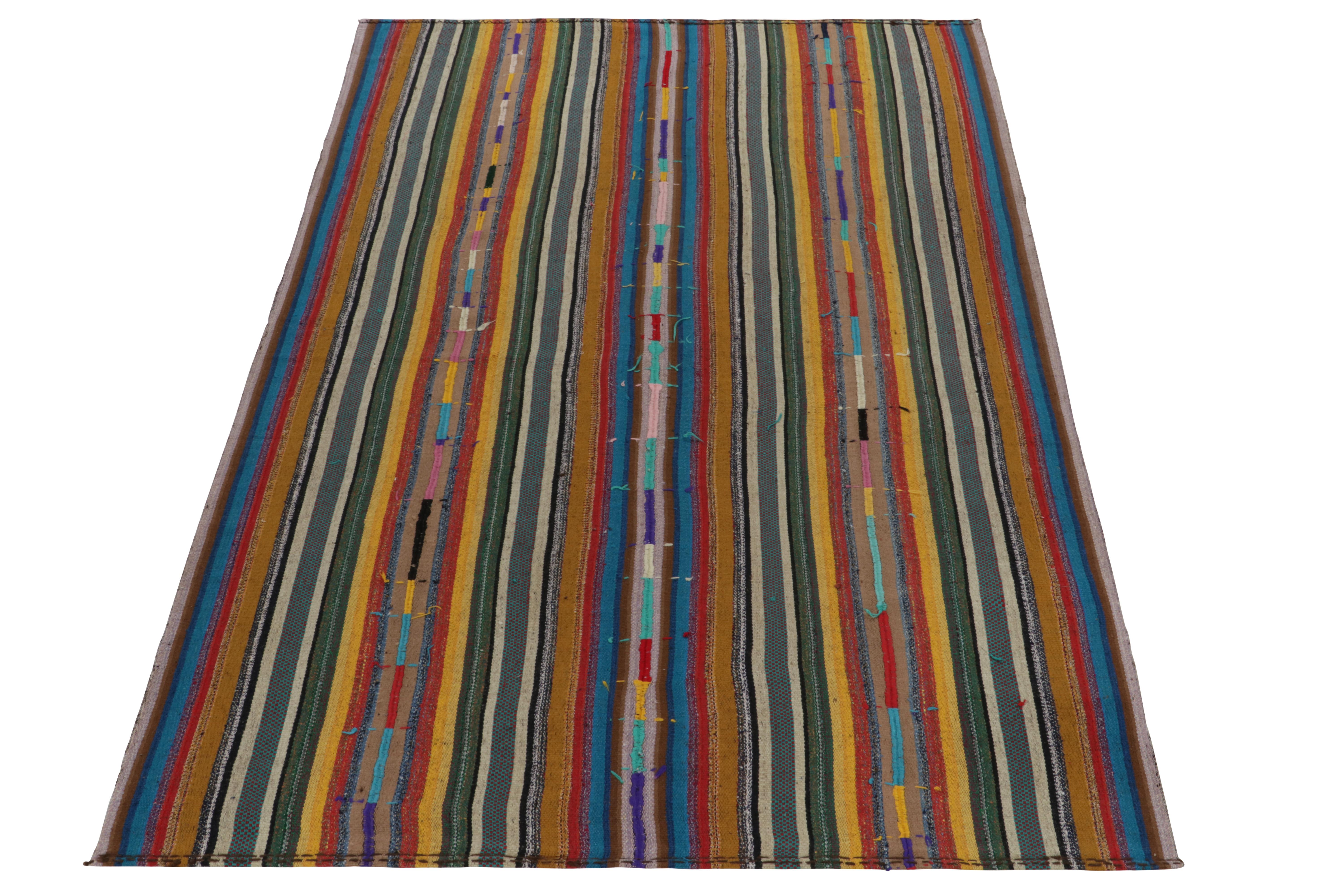 Handgewebt in der Türkei um 1950-1960, diese 6x9 Jahrgang Chaput Stil Kilim Teppich genießt eine von einer Art Ansatz in der Weberei. Mit seinen polychromen Streifen in Braun, Rot, Gelb und Blau bietet das Flachgewebe ein Gleichgewicht aus warmen