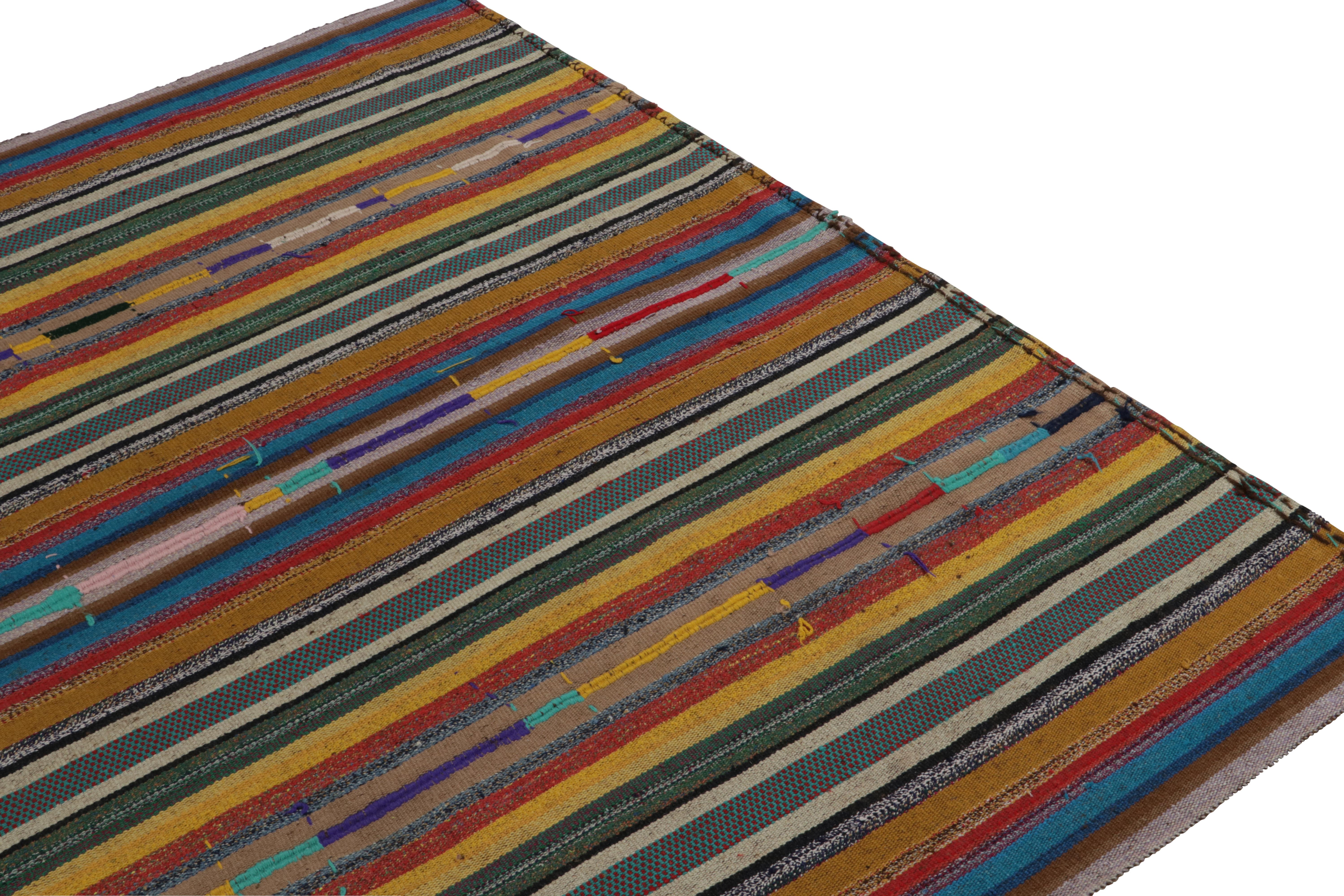 1950er Jahre Vintage-Kelim in mehrfarbig gestreiften Mustern, polychrom von Teppich & Kelim (Handgeknüpft) im Angebot