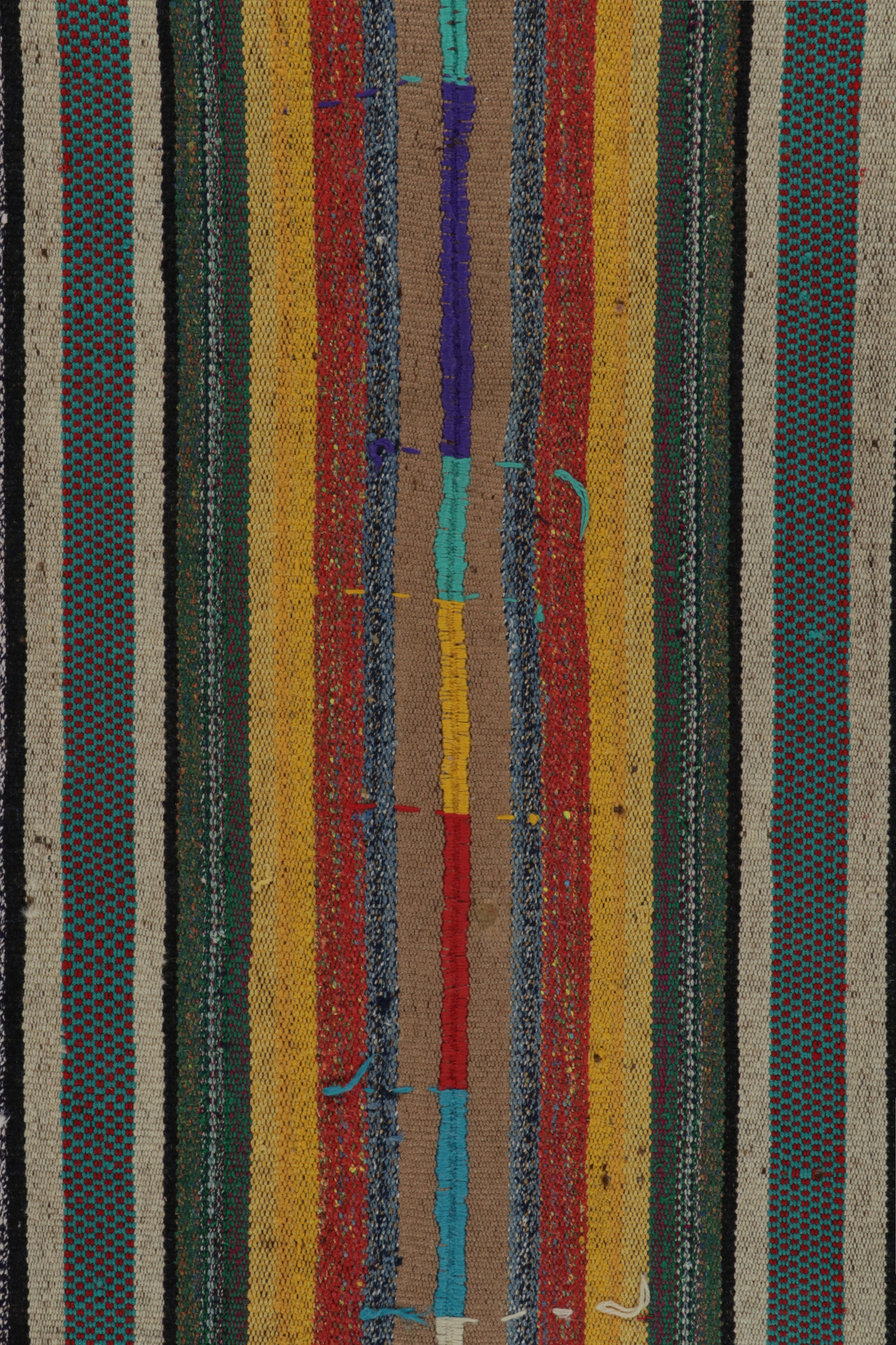 1950er Jahre Vintage-Kelim in mehrfarbig gestreiften Mustern, polychrom von Teppich & Kelim im Zustand „Gut“ im Angebot in Long Island City, NY