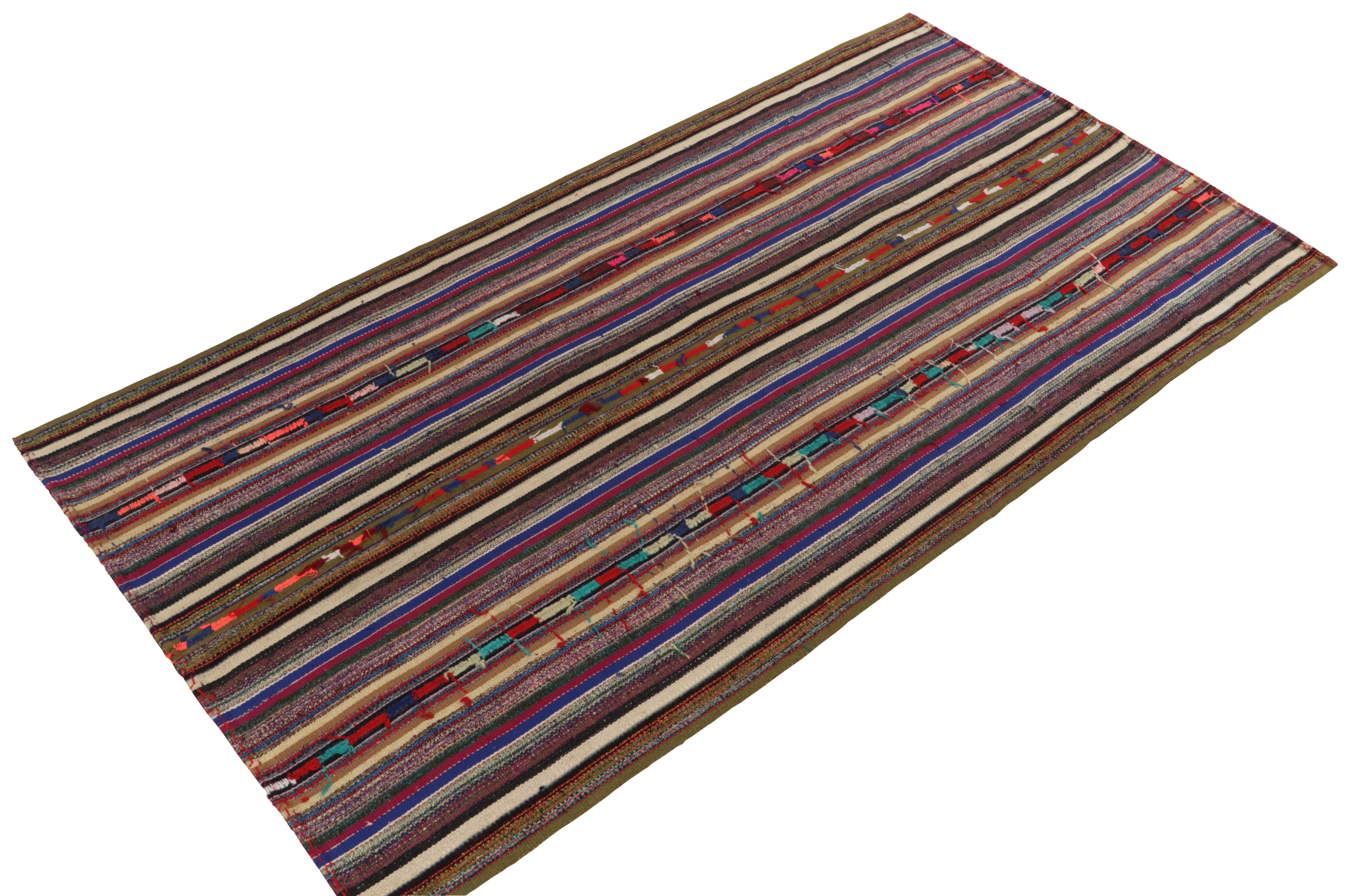 Dieser in der Türkei handgewebte, zwischen 1950 und 1960 entstandene 5x5 große Vintage-Kilim im Chaput-Stil ist eine ansprechende Variante der klassischen gestreiften Farbvariationen, die diese Familie der getäfelten Flachgewebe-Teppiche