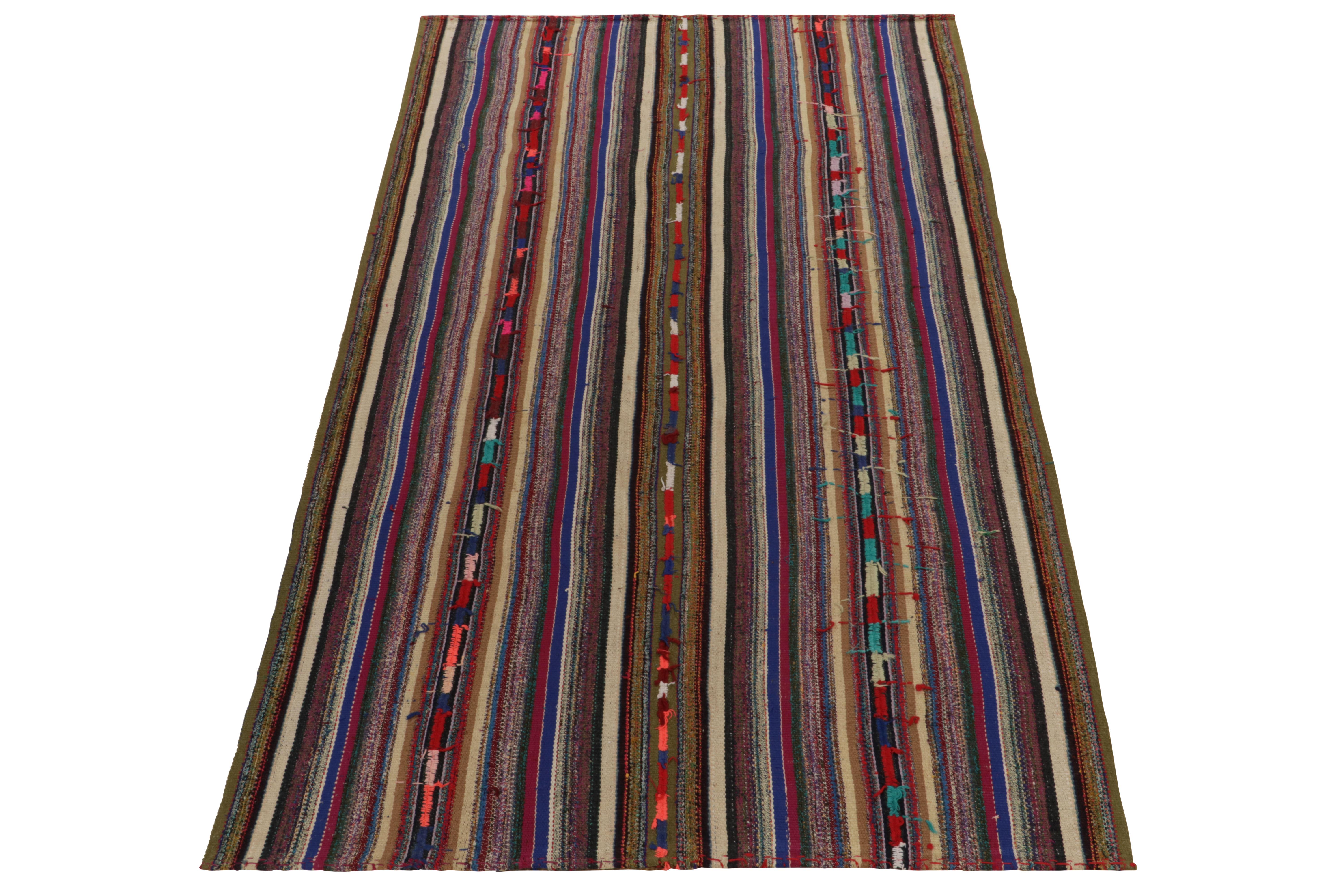 Dieser 6x10 große, in der Türkei handgewebte Kilim-Teppich im Chaput-Stil, der zwischen 1950 und 1960 entstand, ist eine ansprechende Variante der klassischen gestreiften Farbvariationen, die diese Familie von getäfelten Flachgewebeteppichen