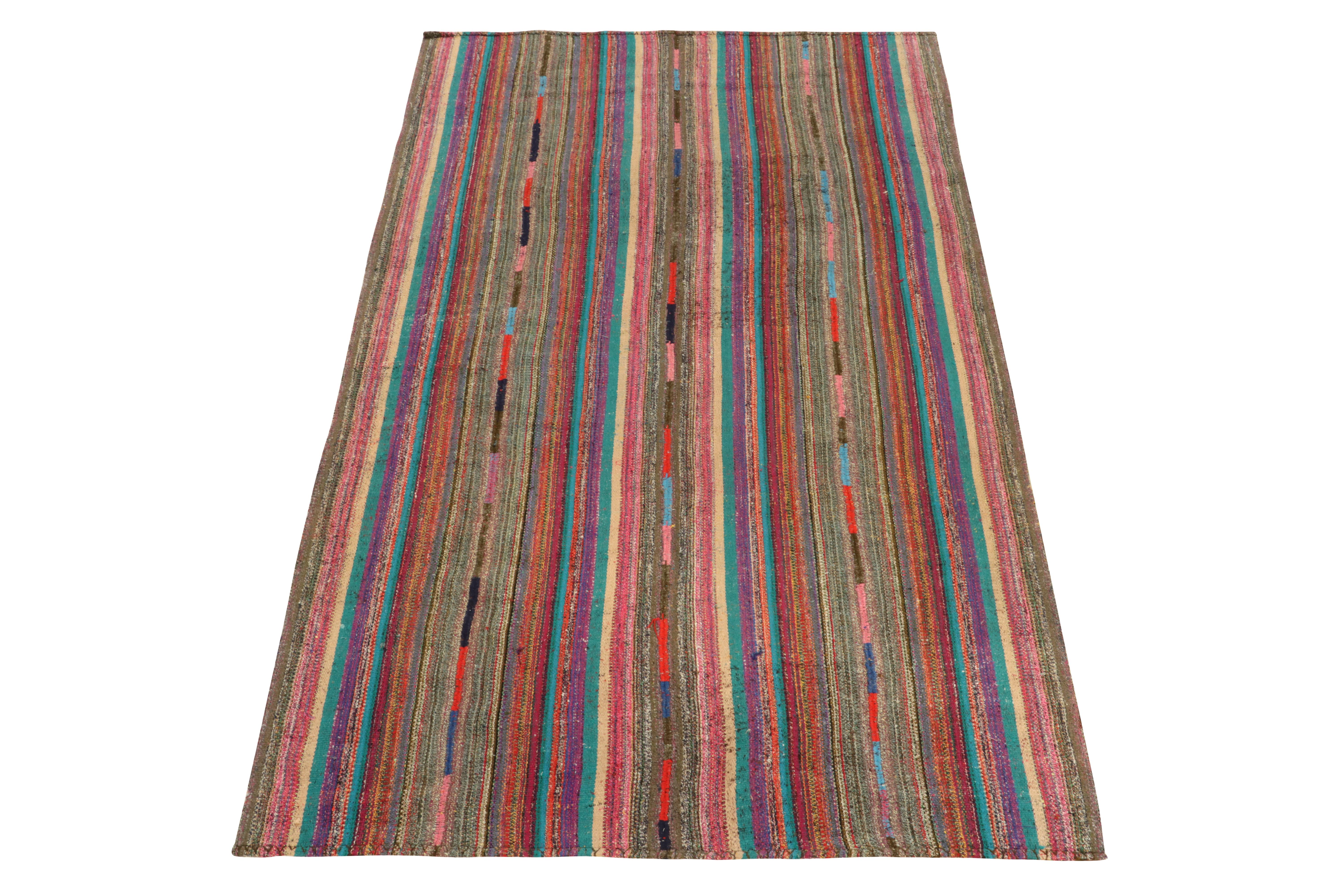 Eine seltene Art von Chaput-Kelim-Teppich aus der Türkei (ca. 1950-1960), der jetzt in unser Antiquitäten- und Vintage-Sortiment aufgenommen wurde. Das leichte und erfrischende Stück, das sich durch feine Details in den Farben der polychromen