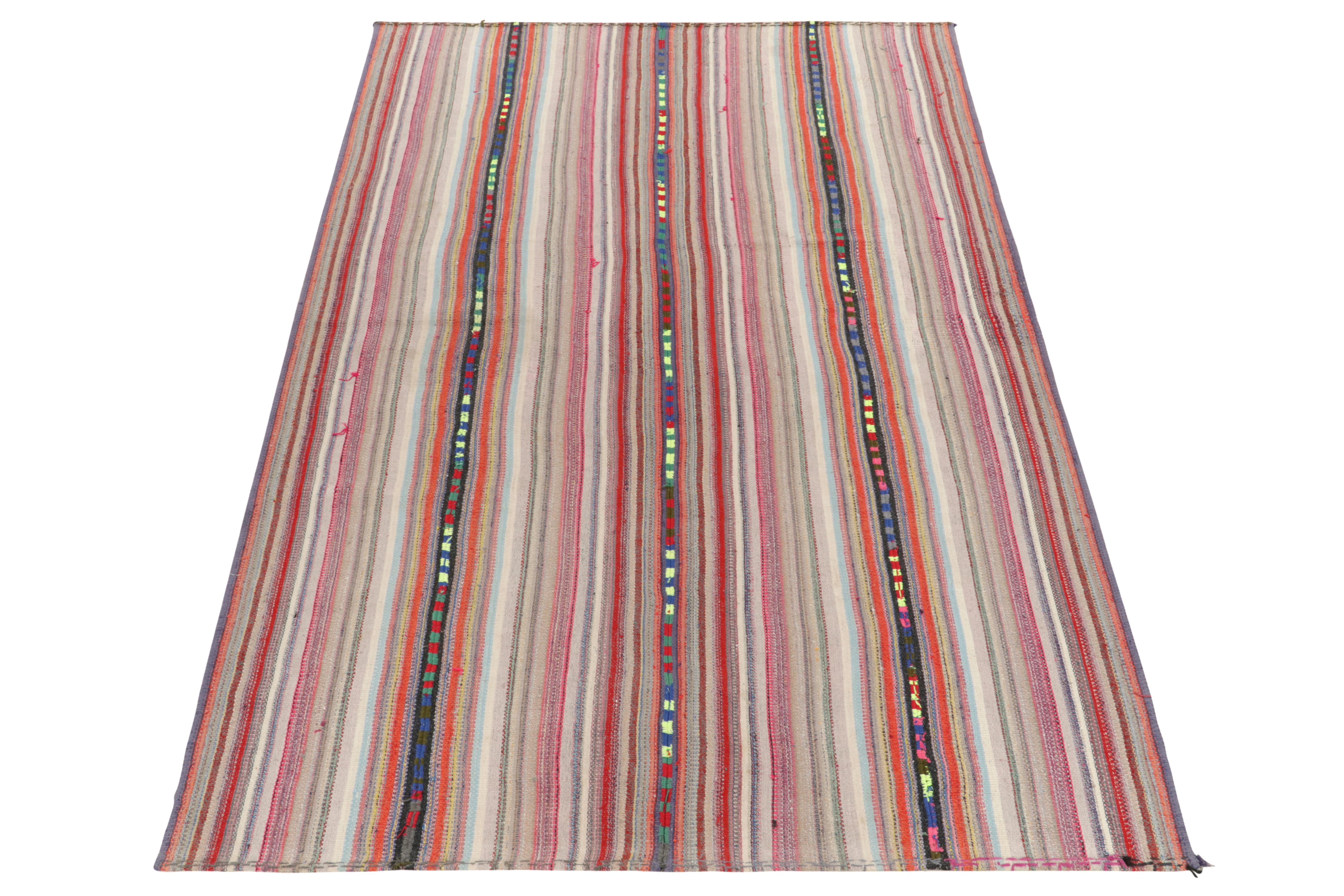 Eine seltene Art von Chaput-Kelim-Teppich aus der Türkei (ca. 1950-1960), der jetzt in unser Antiquitäten- und Vintage-Sortiment aufgenommen wurde. Das leichte und erfrischende Stück, das sich durch feine Details in den Farben der polychromen