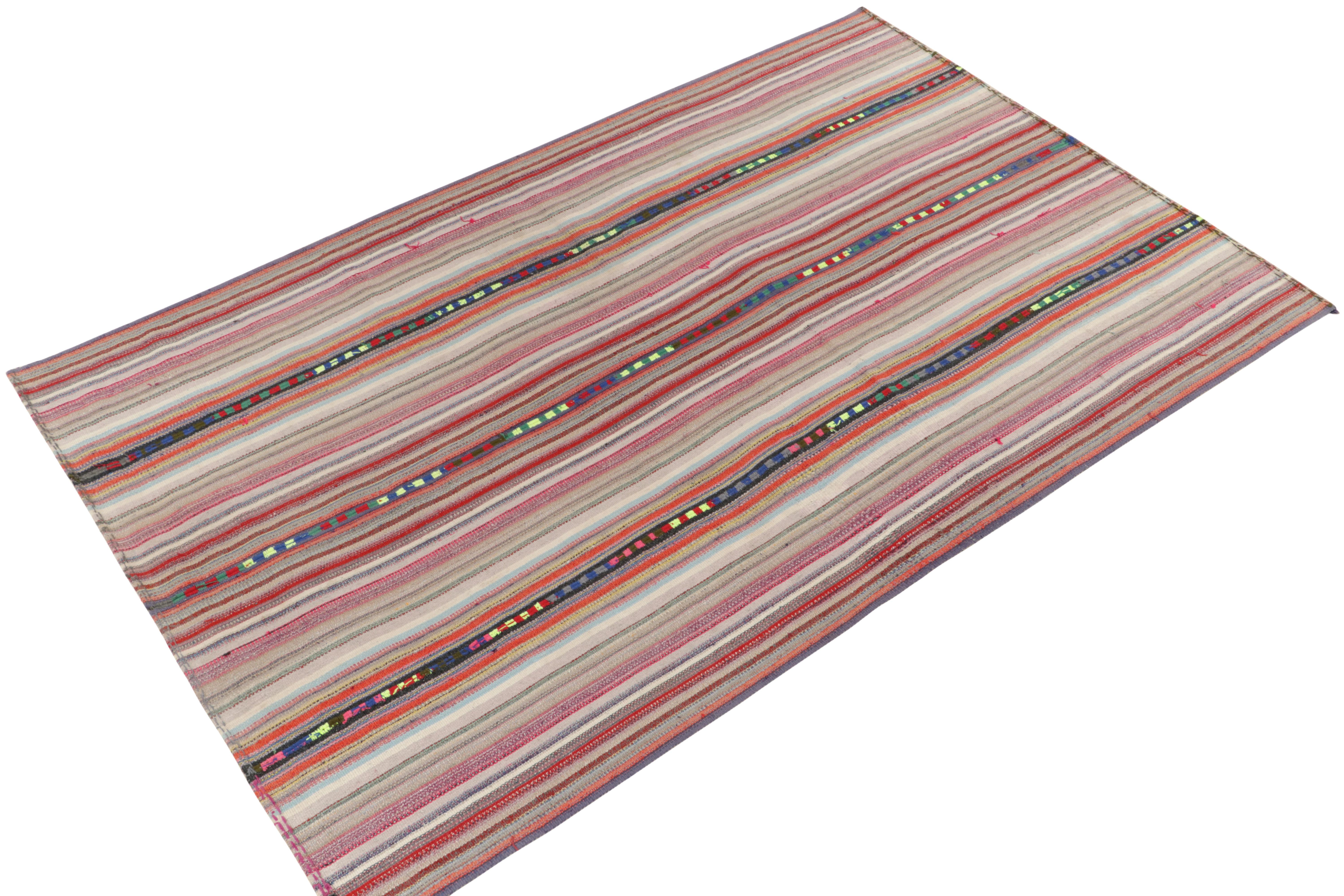 1950er Jahre Vintage Chaput-Kelim-Teppich in Rosa mit mehrfarbigem Streifenmuster von Teppich & Kelim (Türkisch) im Angebot