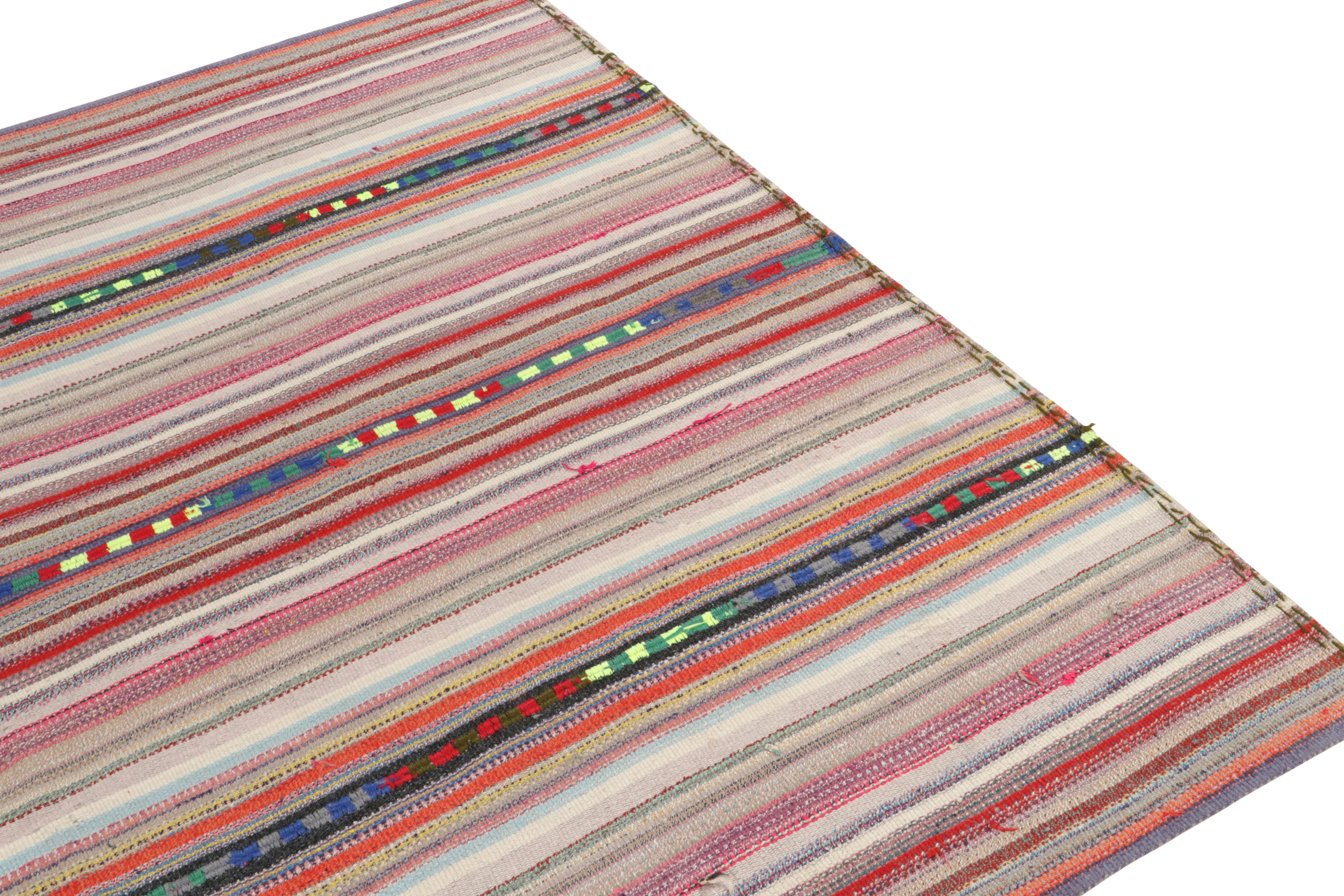 1950er Jahre Vintage Chaput-Kelim-Teppich in Rosa mit mehrfarbigem Streifenmuster von Teppich & Kelim im Zustand „Gut“ im Angebot in Long Island City, NY