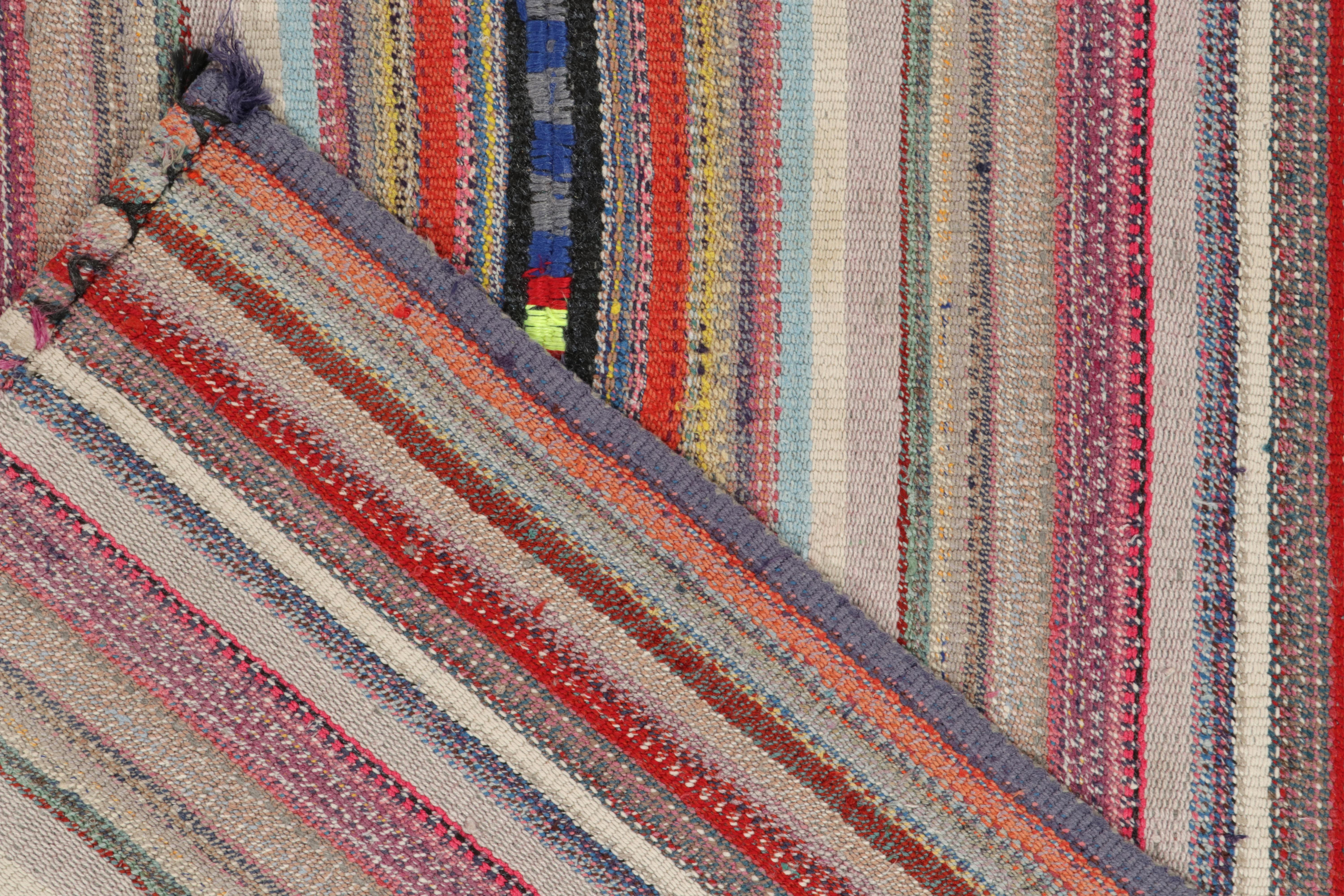 1950er Jahre Vintage Chaput-Kelim-Teppich in Rosa mit mehrfarbigem Streifenmuster von Teppich & Kelim (Mitte des 20. Jahrhunderts) im Angebot