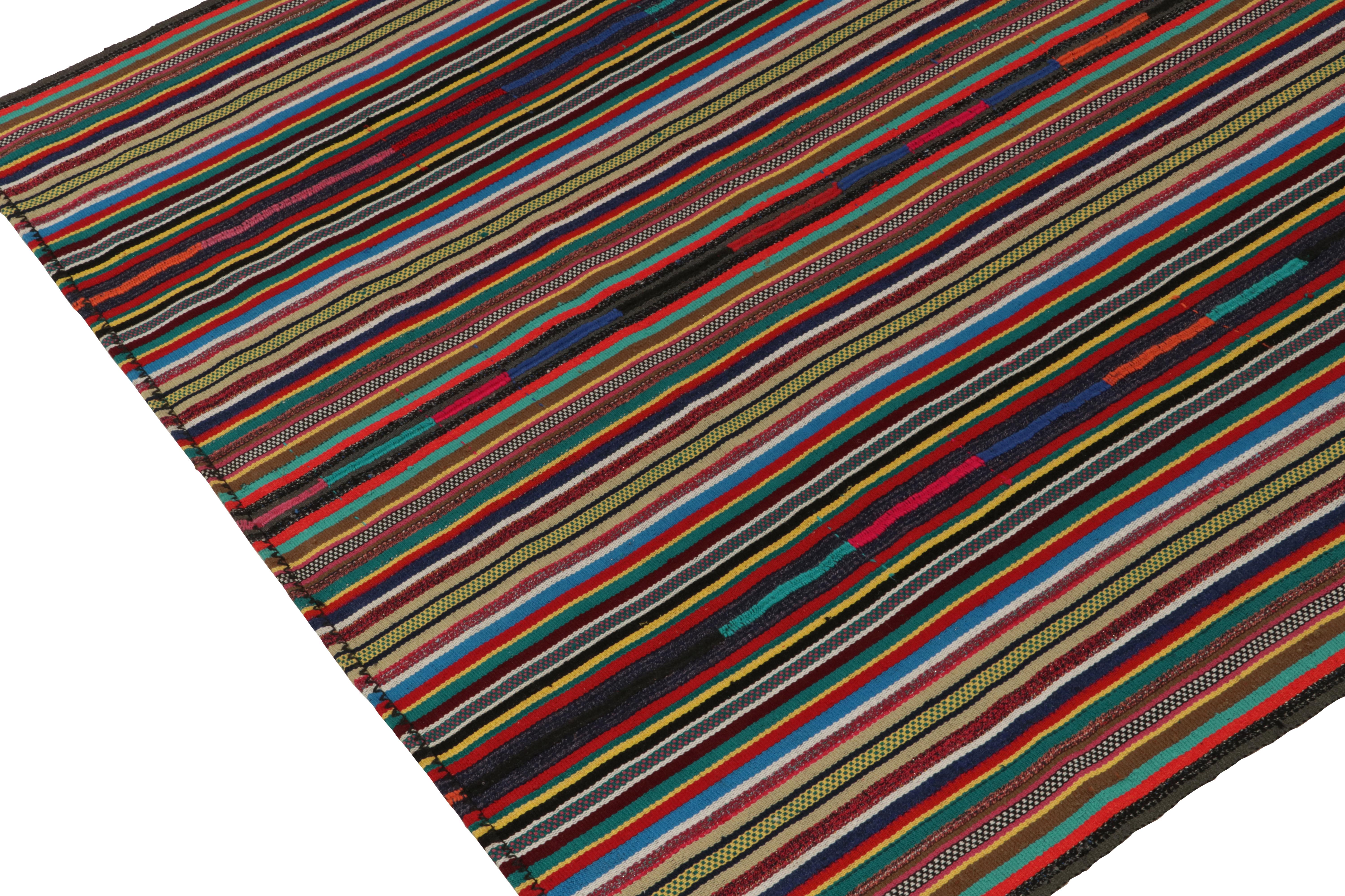 Alfombra kilim vintage de los años 50, diseño de rayas policromáticas, multicolor by Rug & Kilim en Bueno estado para la venta en Long Island City, NY