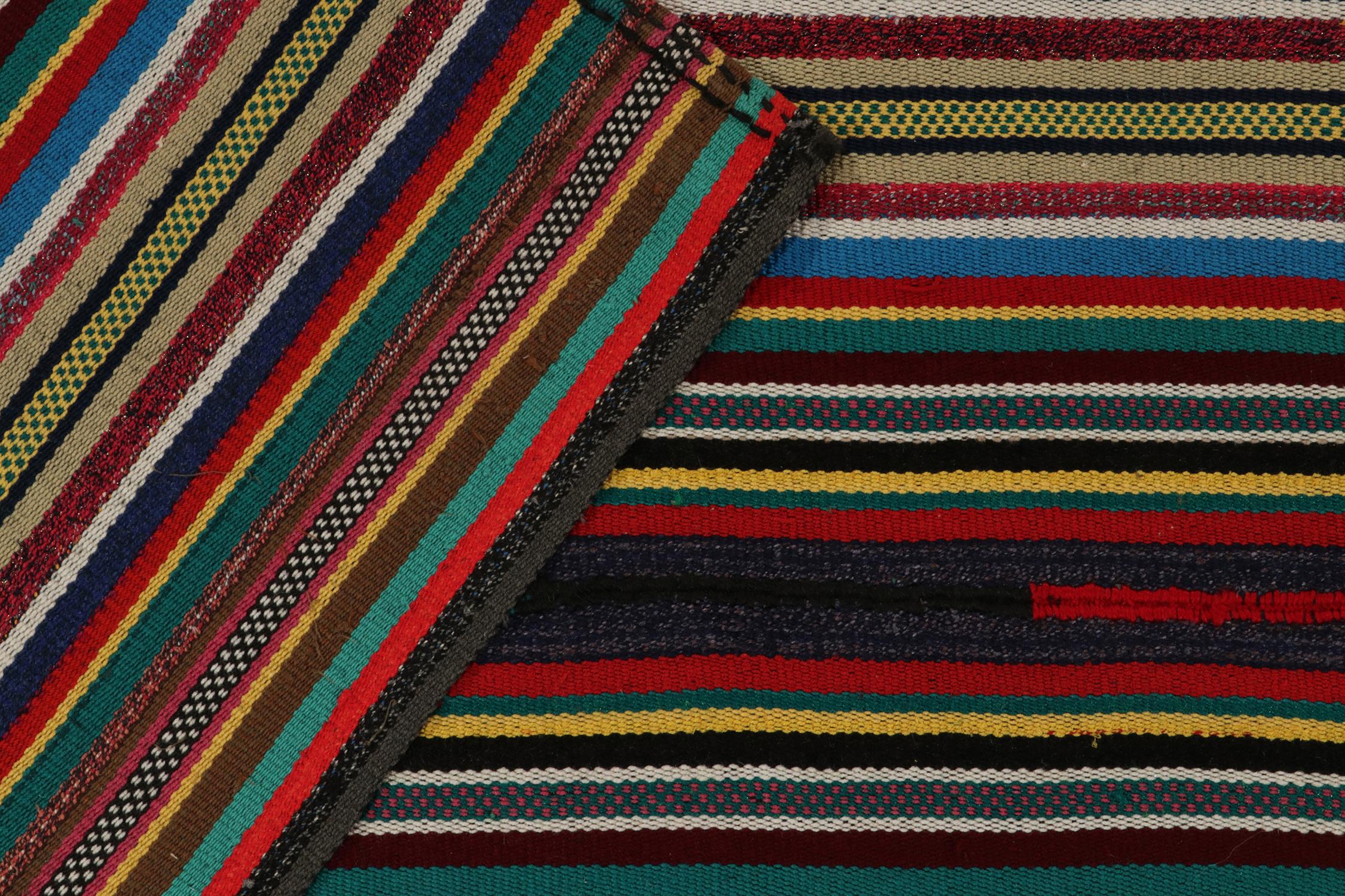Alfombra kilim vintage de los años 50, diseño de rayas policromáticas, multicolor by Rug & Kilim mediados del siglo XX en venta