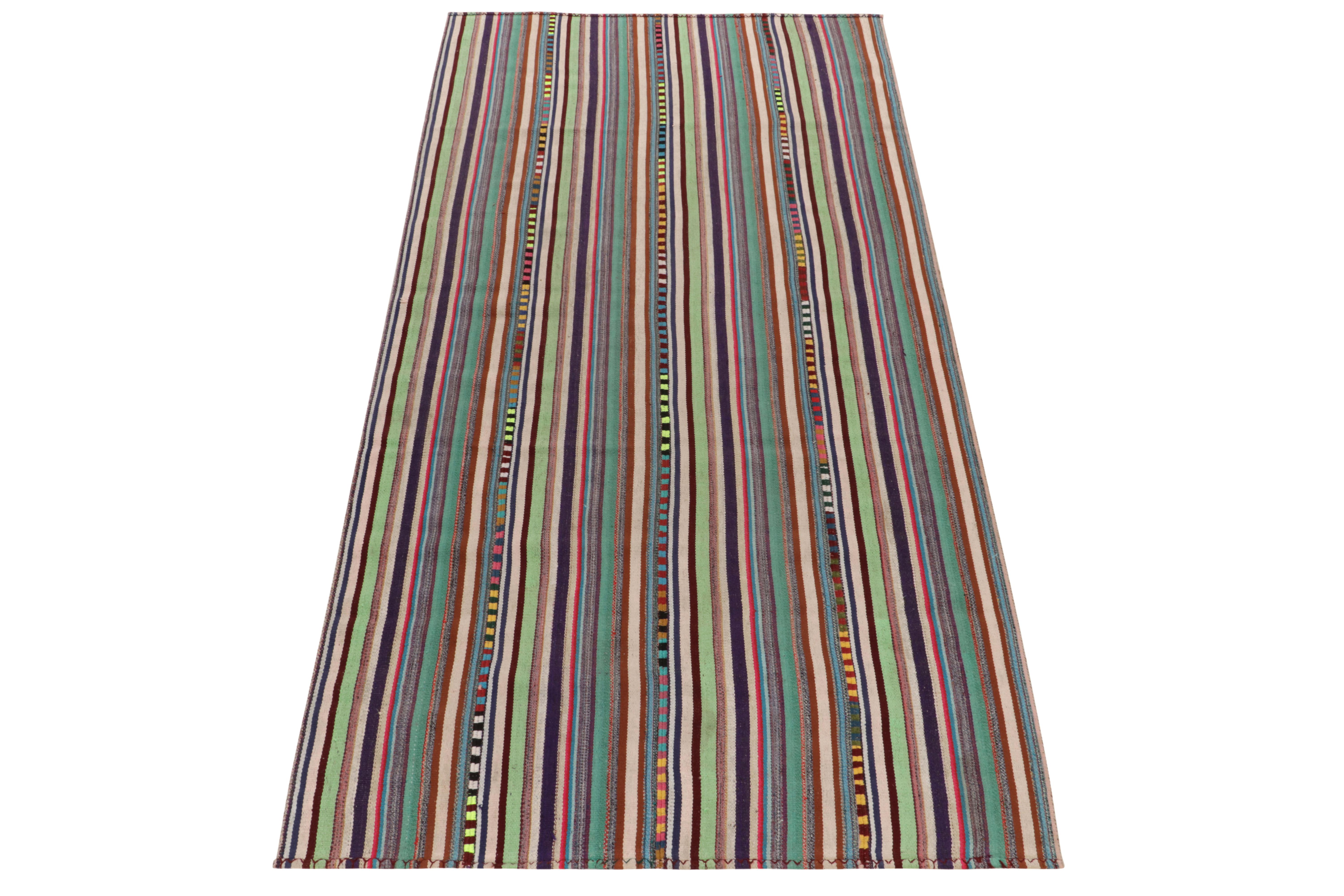 Eine seltene Art von Chaput-Kelim-Teppich aus der Türkei (ca. 1950-1960), der jetzt in unser Antiquitäten- und Vintage-Sortiment aufgenommen wurde. Das leichte und erfrischende Stück, das sich durch feine Details in den Farben der polychromen