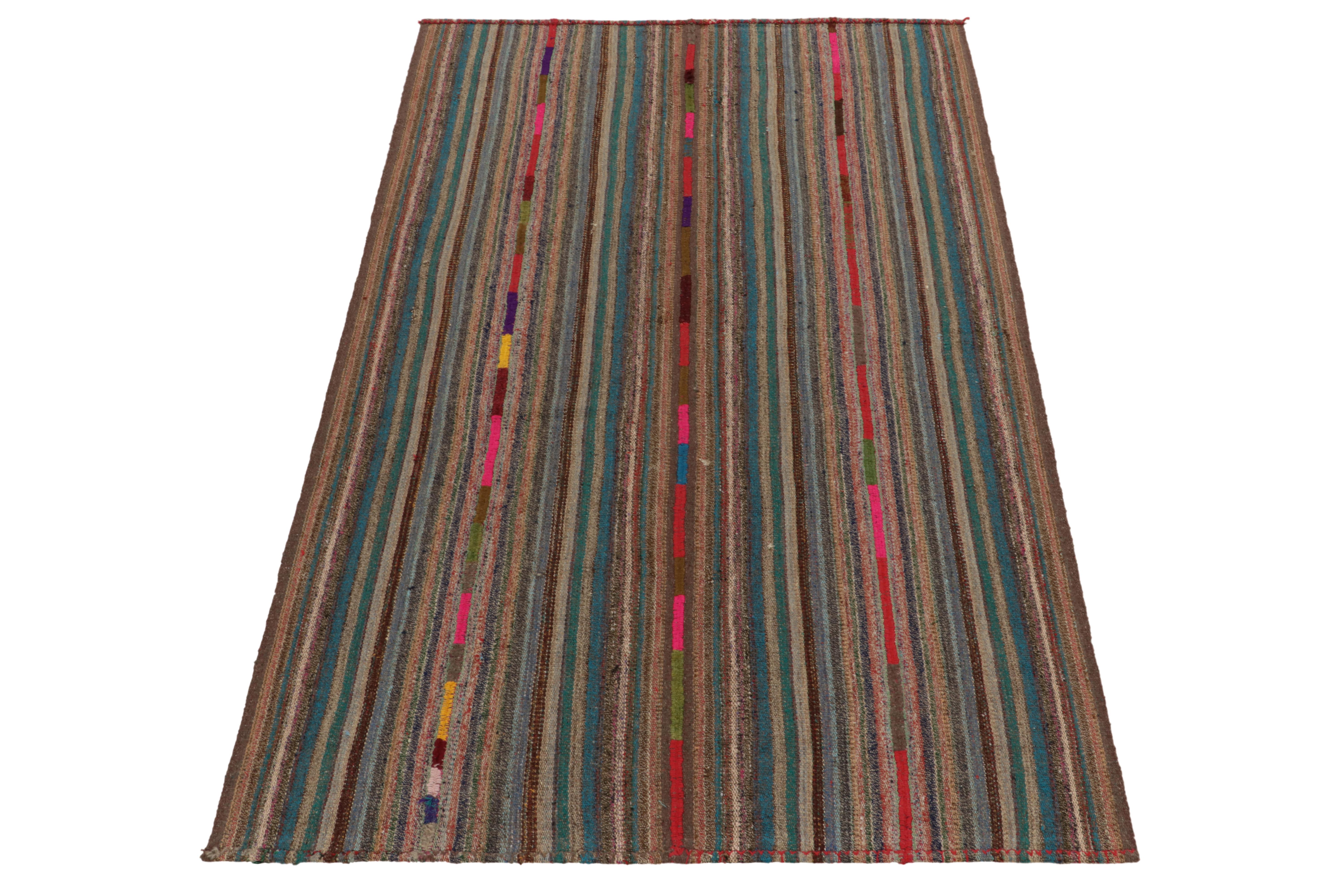 Originario della Turchia, intorno al 1950-1960, un raro tipo di tappeto chaput kilim entra ora a far parte delle nostre selezioni Antique & Vintage. Caratterizzato da dettagli raffinati con i colori all'interno delle strisce policrome, questo pezzo