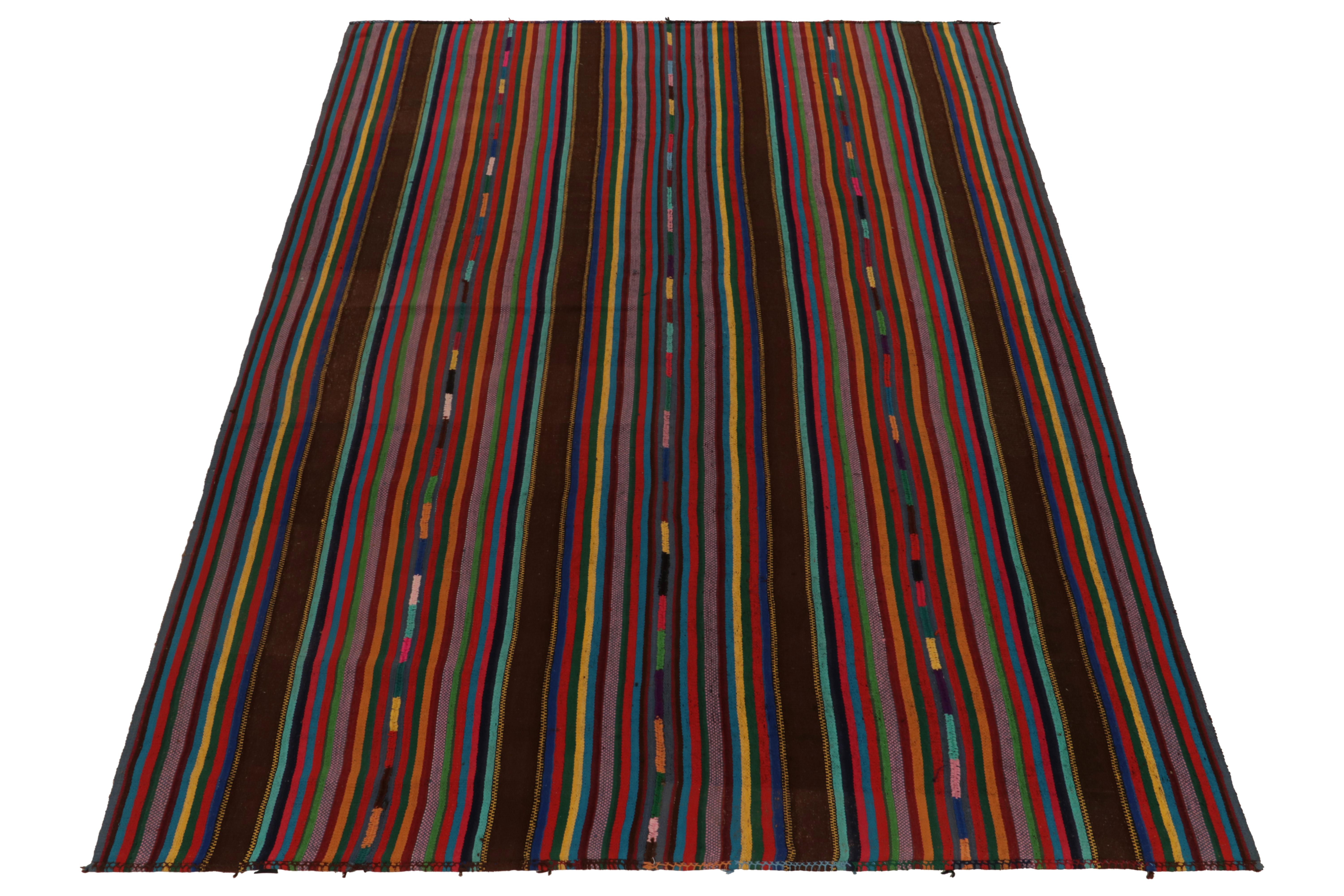 Dieser 7x10 große, handgewebte Kilim-Teppich im Chaput-Stil wurde zwischen 1950 und 1960 in der Türkei gewebt und zeichnet sich durch eine ansprechende Variation polychromer Streifen aus. Ein Spiel aus reifem Beige, Braun und Rot mit mehrfarbigen