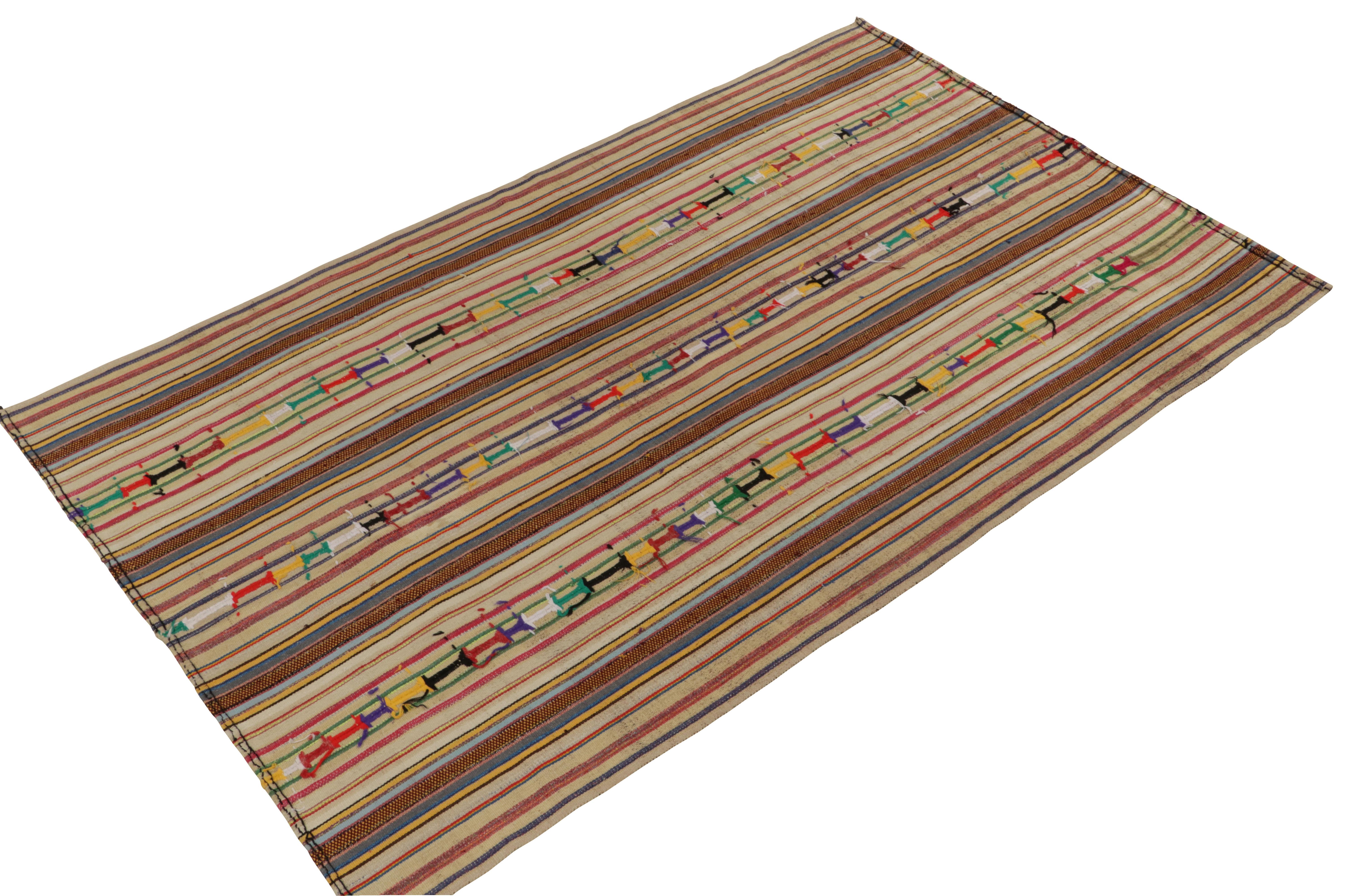 Dieser 6x9 große Vintage-Kilim im Chaput-Stil wurde zwischen 1950 und 1960 in der Türkei handgewebt und zeichnet sich durch eine reizvolle Variation polychromer Streifen aus. Ein Spiel aus reifem Beige, Braun und Rot mit mehrfarbigen Interpunktionen
